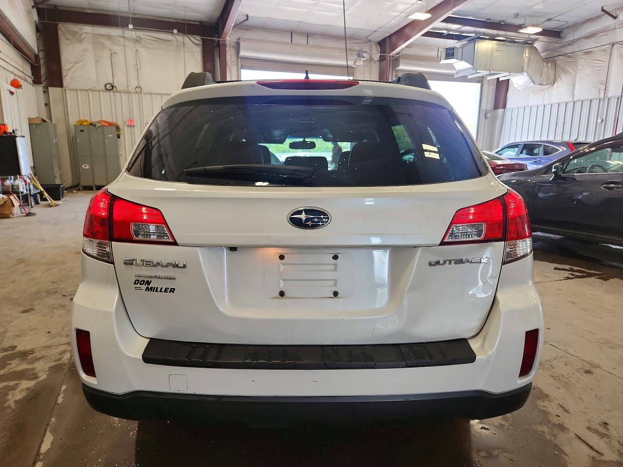 2013 Subaru Outback 2.5i Limited White vin: 4S4BRCKC5D3232164