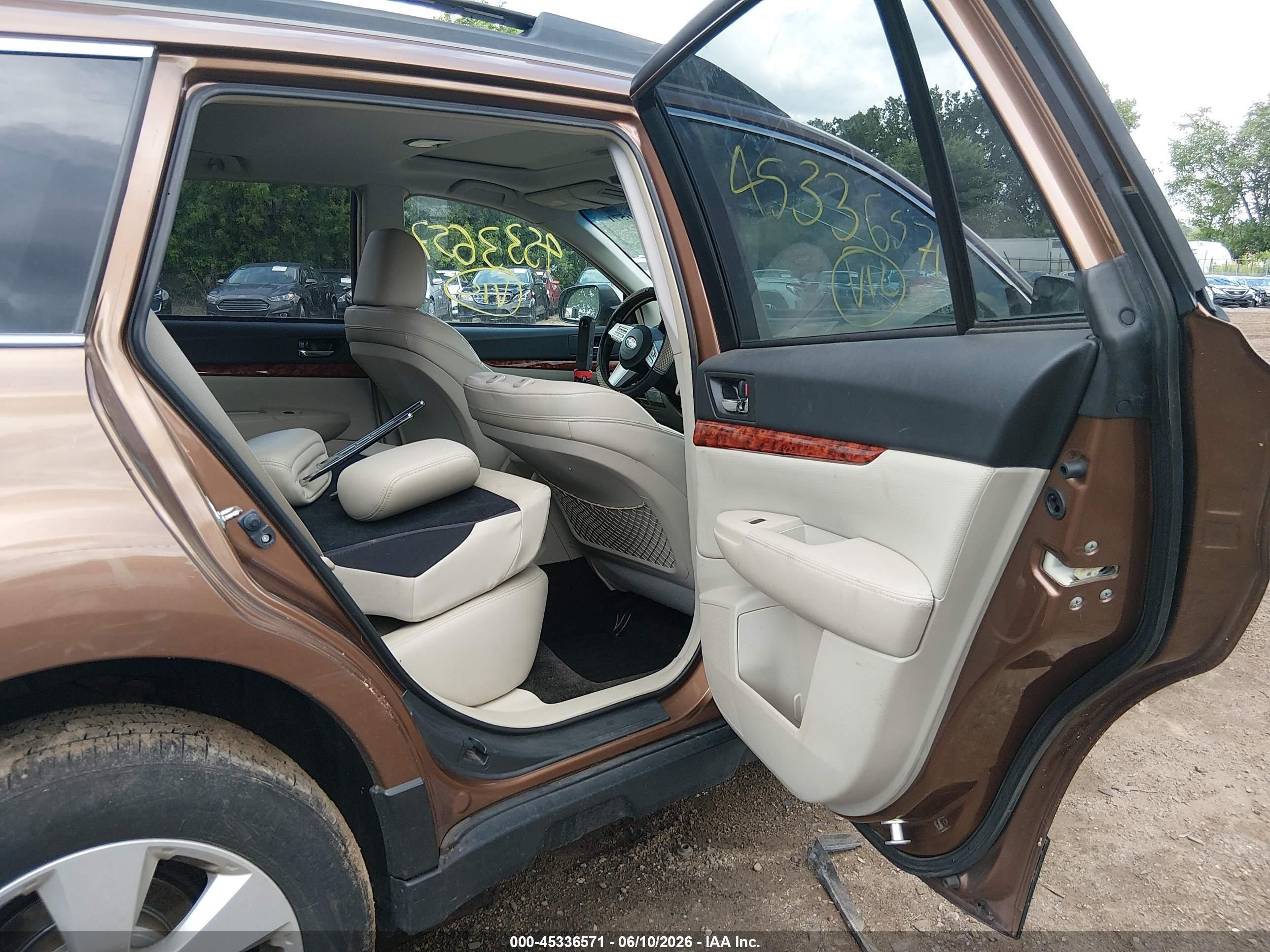 2011 Subaru Outback 2.5i Limited Tan vin: 4S4BRCKC6B3412704