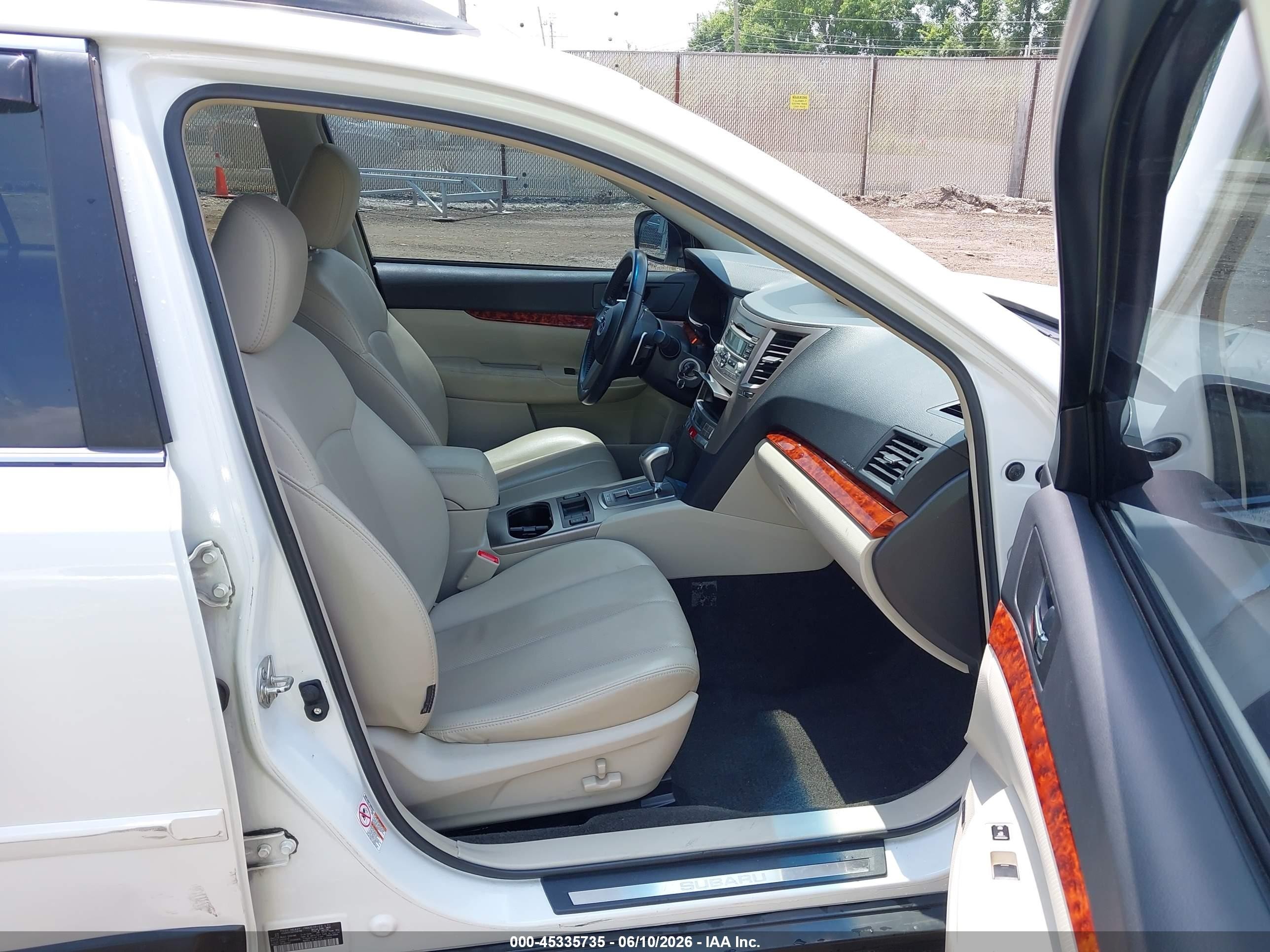 2011 Subaru Outback 2.5i Limited White vin: 4S4BRCKC6B3446786