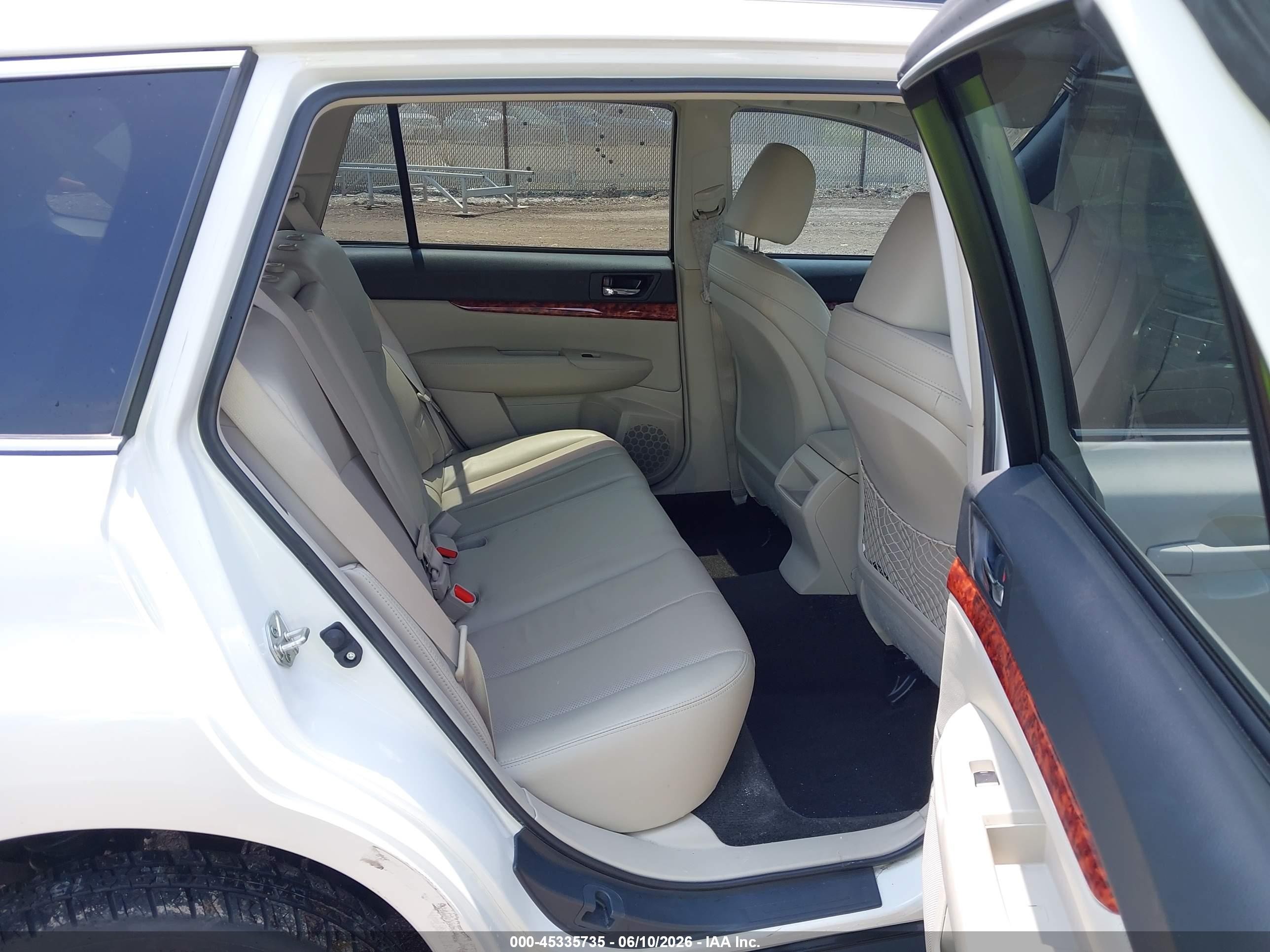 2011 Subaru Outback 2.5i Limited White vin: 4S4BRCKC6B3446786