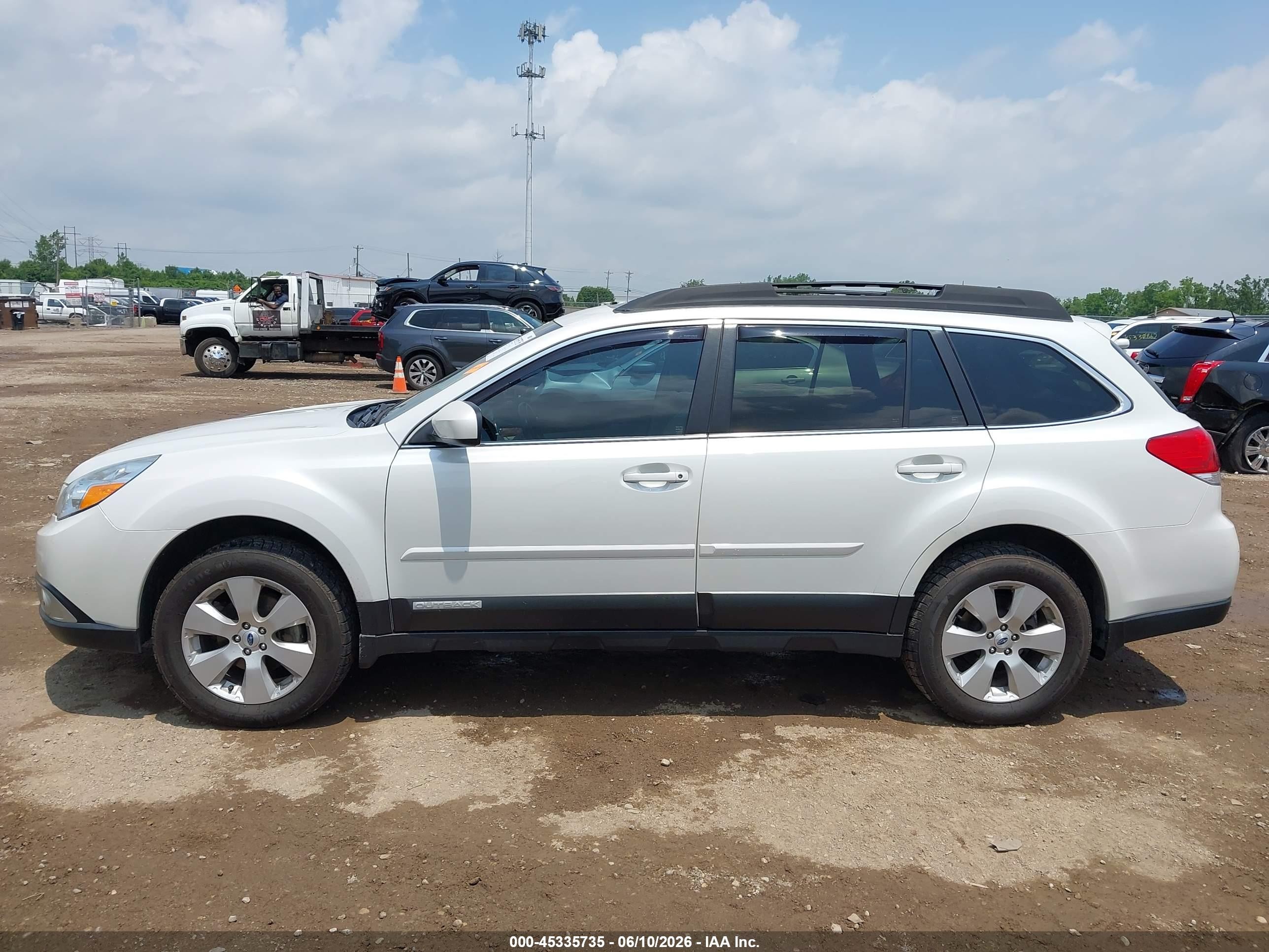 2011 Subaru Outback 2.5i Limited White vin: 4S4BRCKC6B3446786