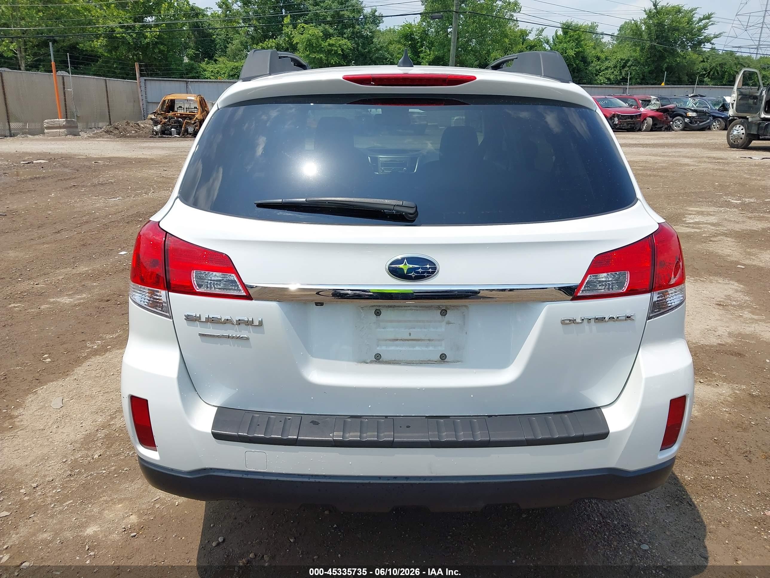 2011 Subaru Outback 2.5i Limited White vin: 4S4BRCKC6B3446786