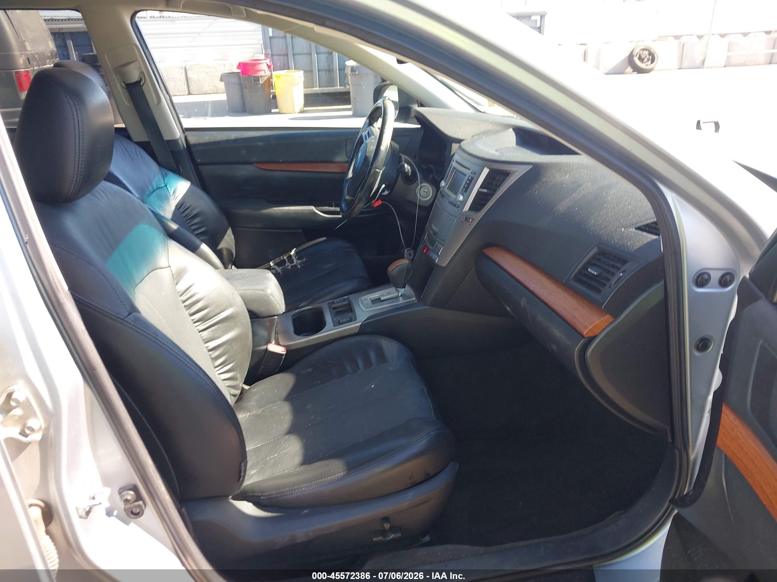 2013 Subaru Outback 2.5i Limited Серебряный vin: 4S4BRCKC6D3308832