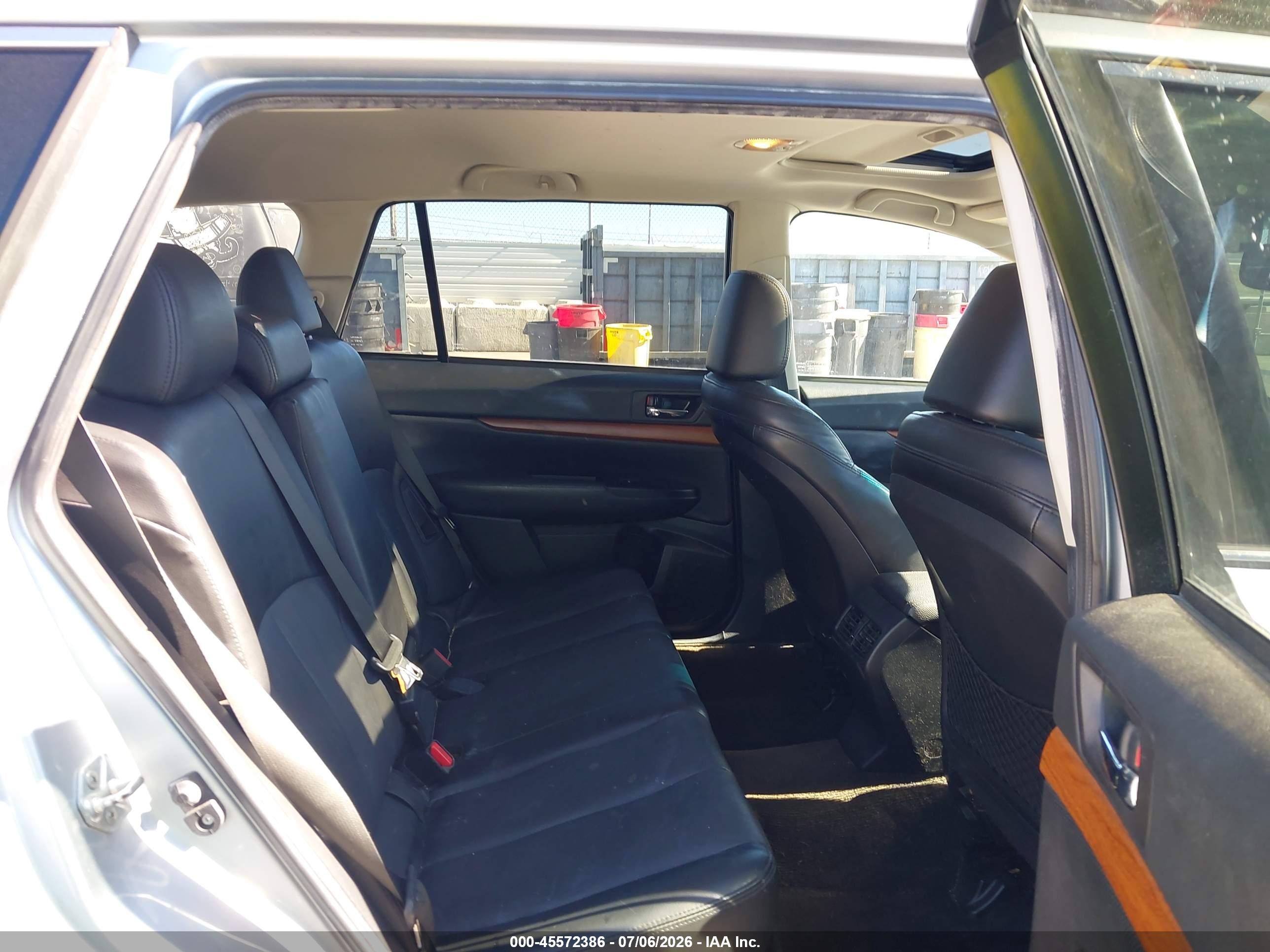 2013 Subaru Outback 2.5i Limited Серебряный vin: 4S4BRCKC6D3308832