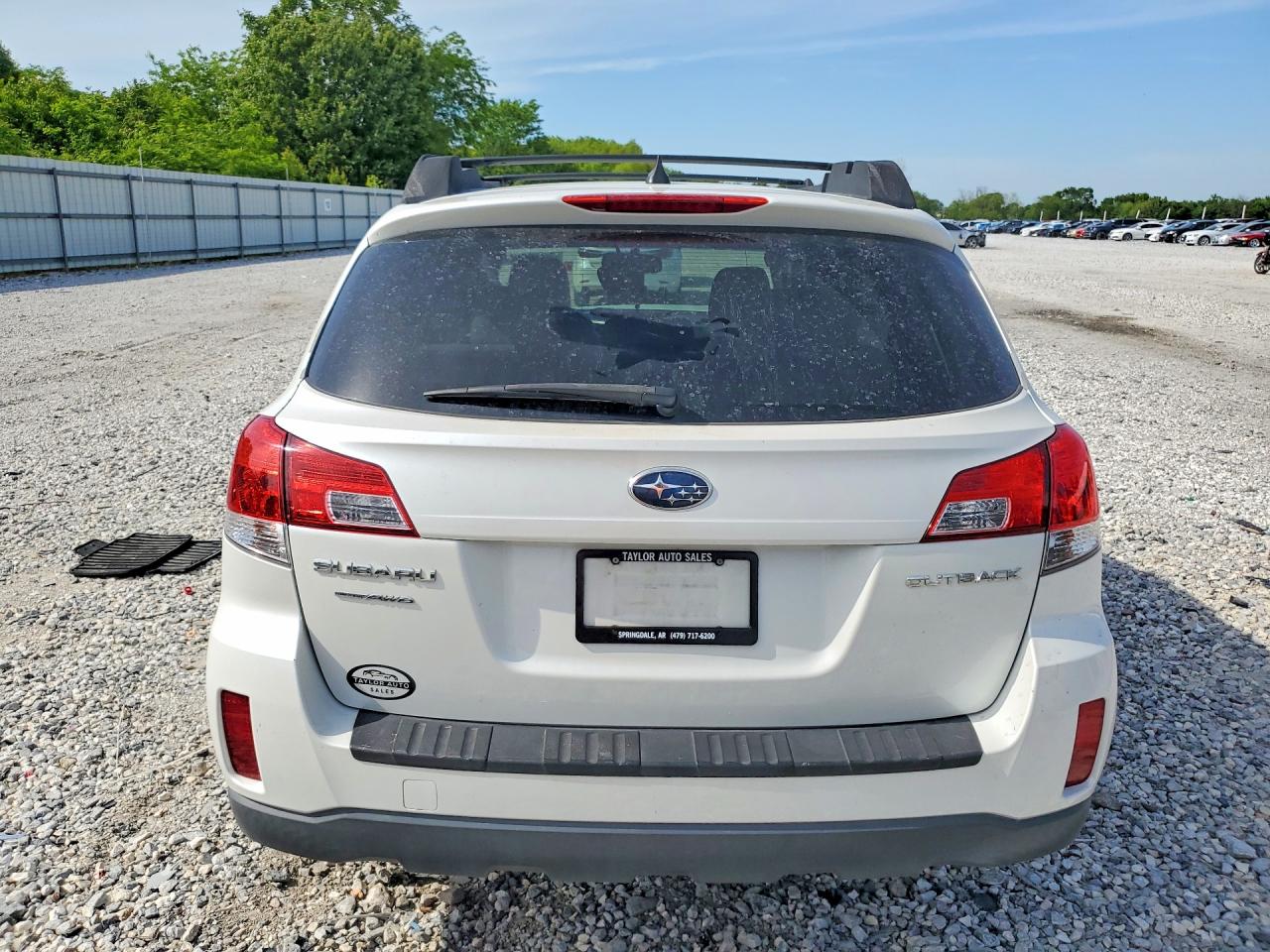 2014 Subaru Outback 2.5i Limited White vin: 4S4BRCKC6E3220221