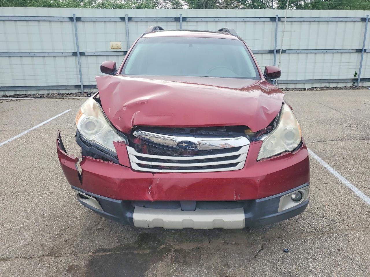 2011 Subaru Outback 2.5i Limited Red vin: 4S4BRCKC9B3388642