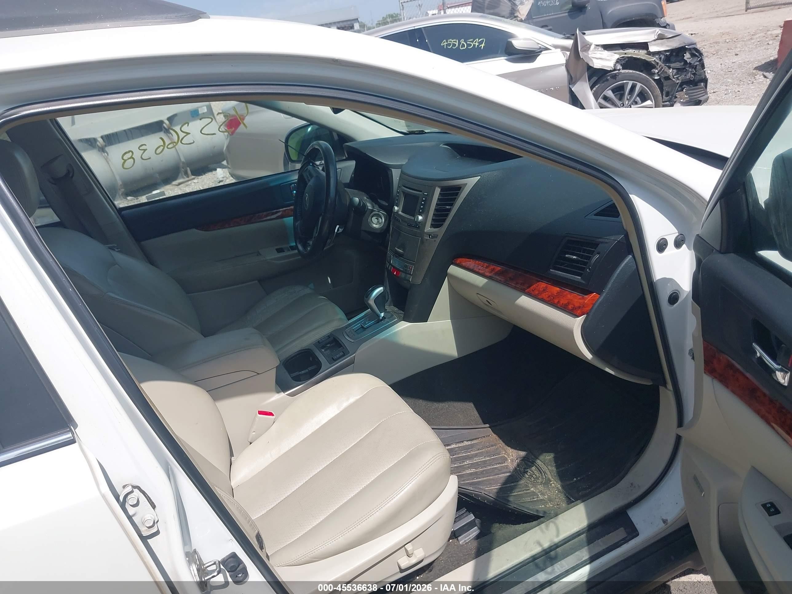 2012 Subaru Outback 2.5i Limited White vin: 4S4BRCKCXC3216220