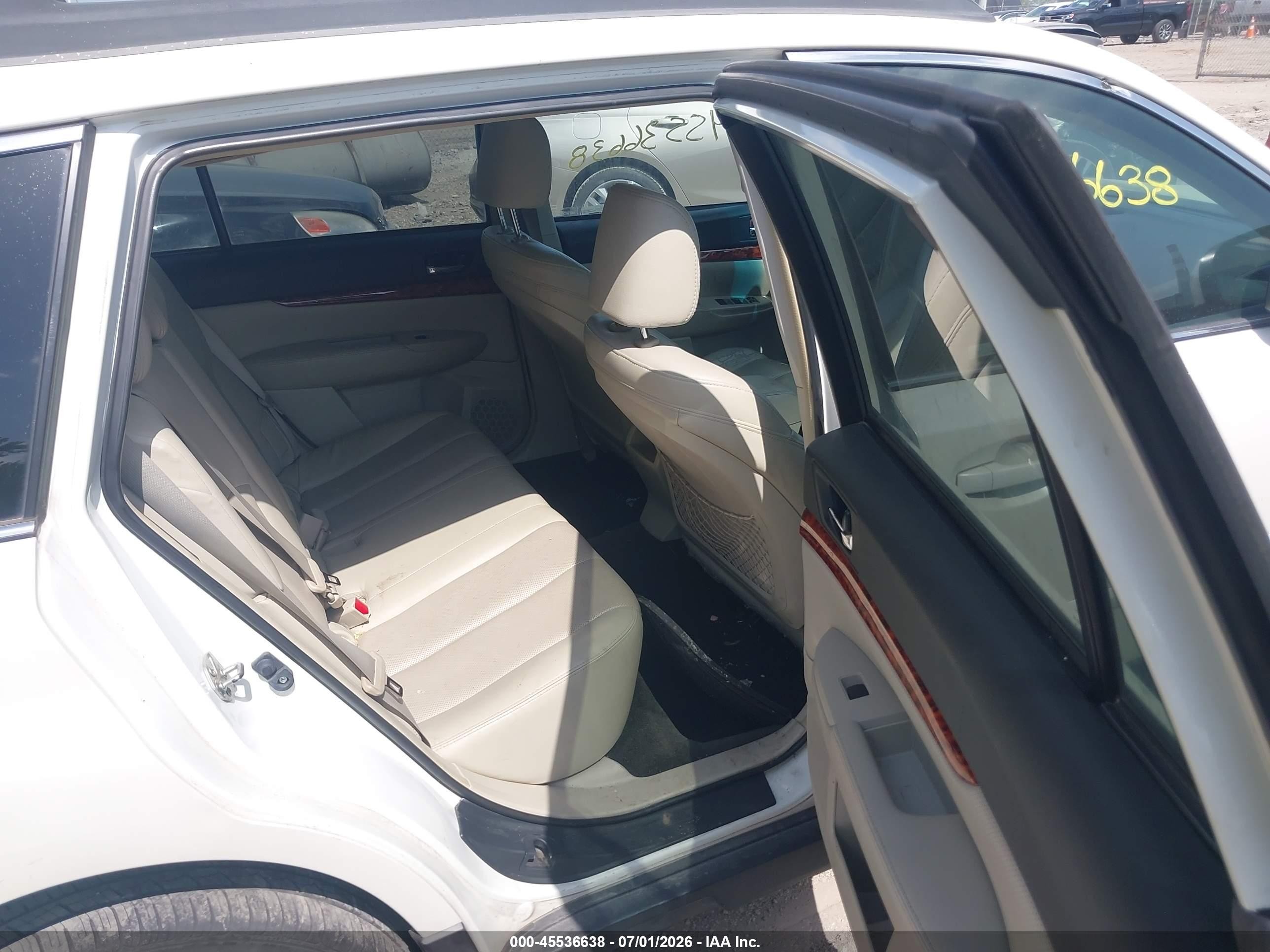 2012 Subaru Outback 2.5i Limited White vin: 4S4BRCKCXC3216220