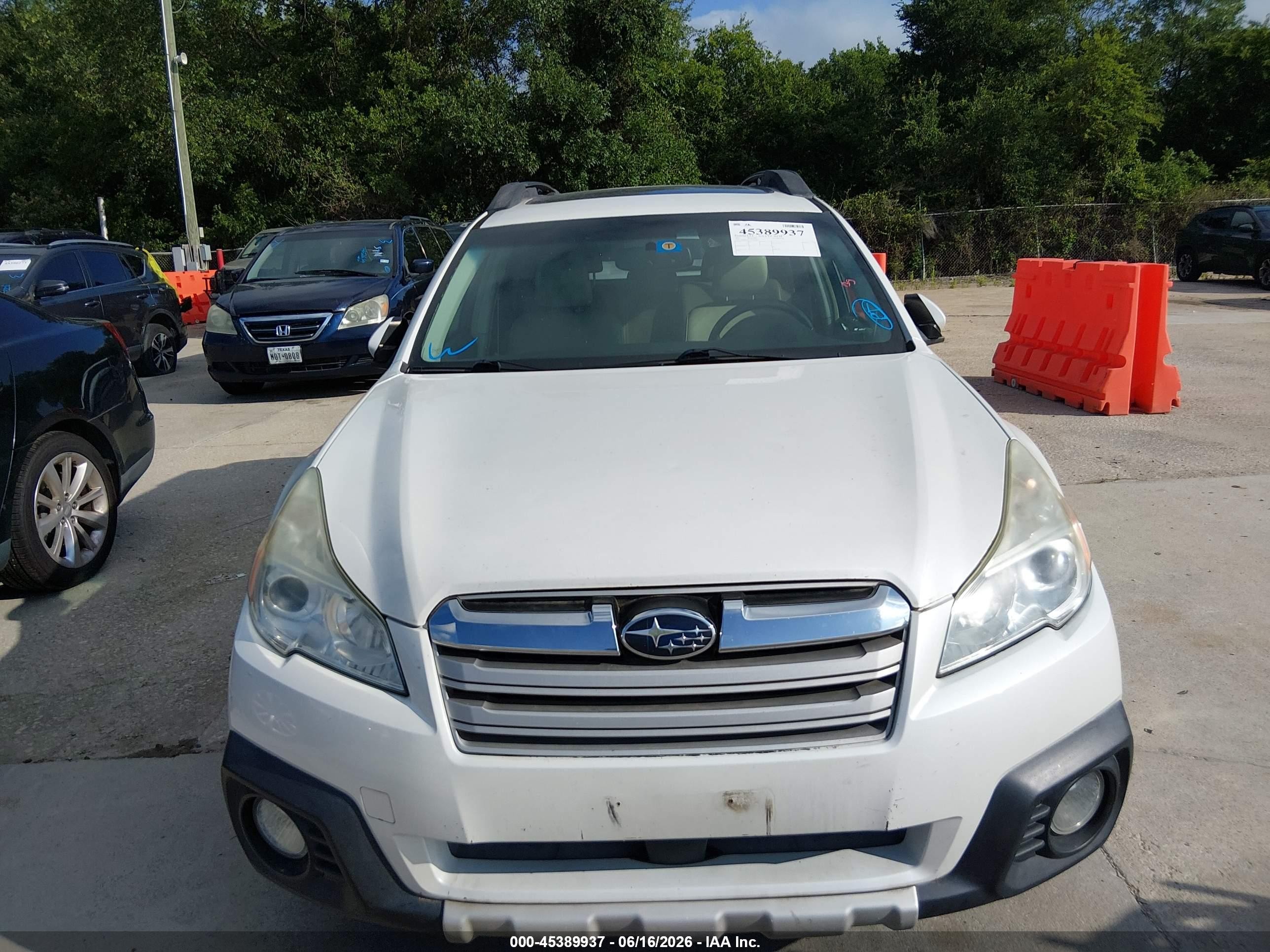 2013 Subaru Outback 2.5i Limited White vin: 4S4BRCKCXD3270425