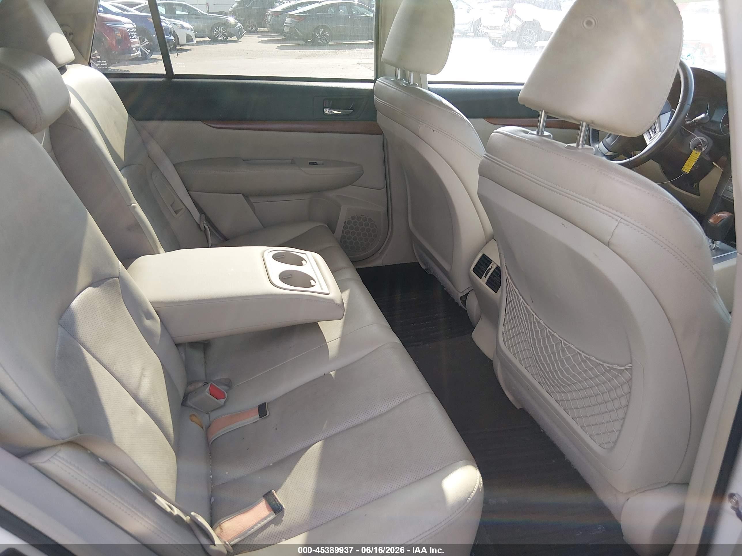 2013 Subaru Outback 2.5i Limited White vin: 4S4BRCKCXD3270425