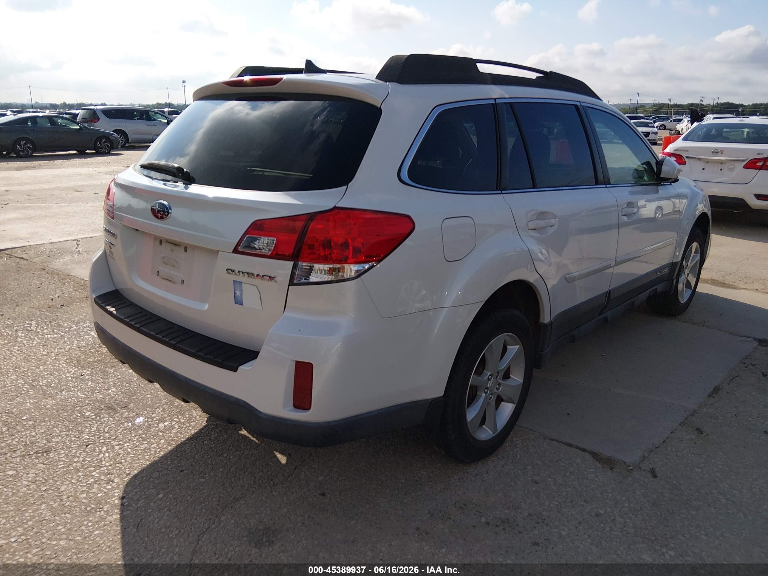 2013 Subaru Outback 2.5i Limited White vin: 4S4BRCKCXD3270425