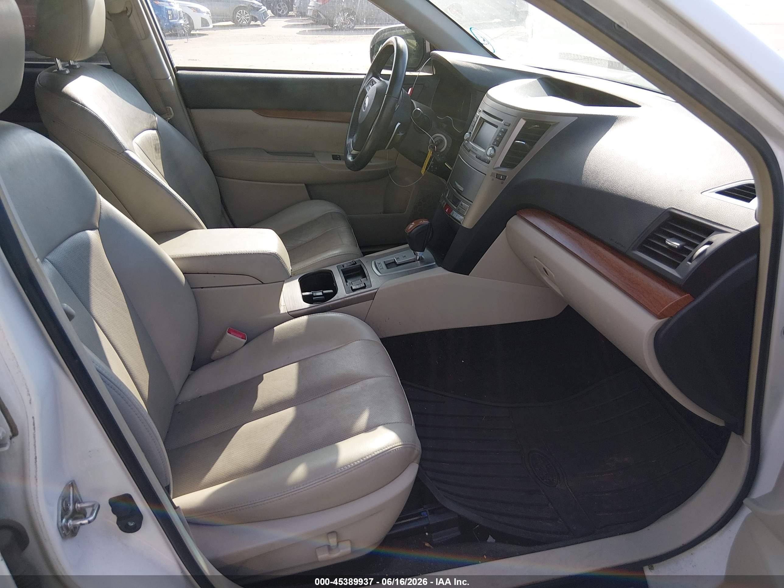 2013 Subaru Outback 2.5i Limited White vin: 4S4BRCKCXD3270425