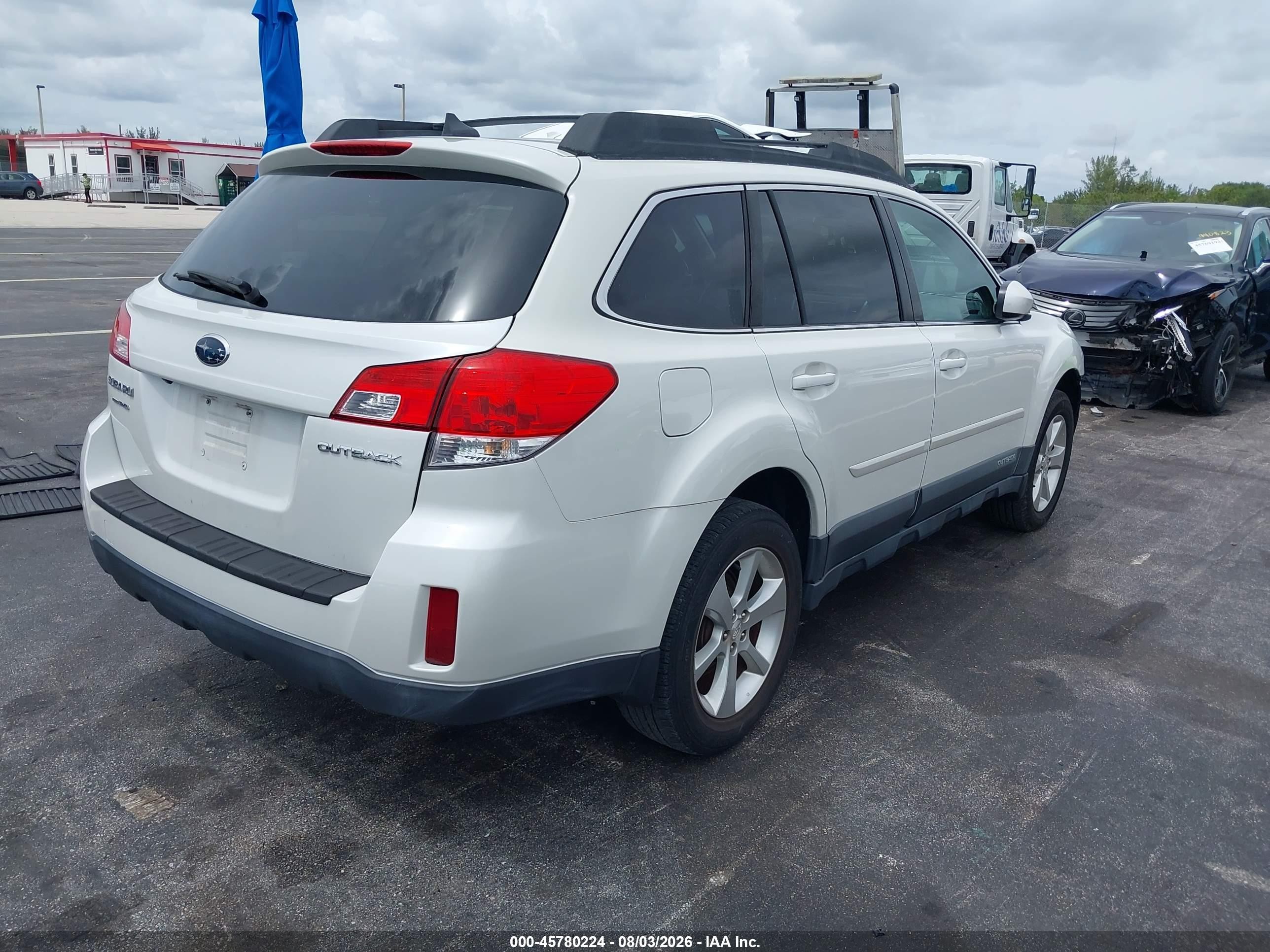 2014 Subaru Outback 2.5i Limited White vin: 4S4BRCLC0E3208838