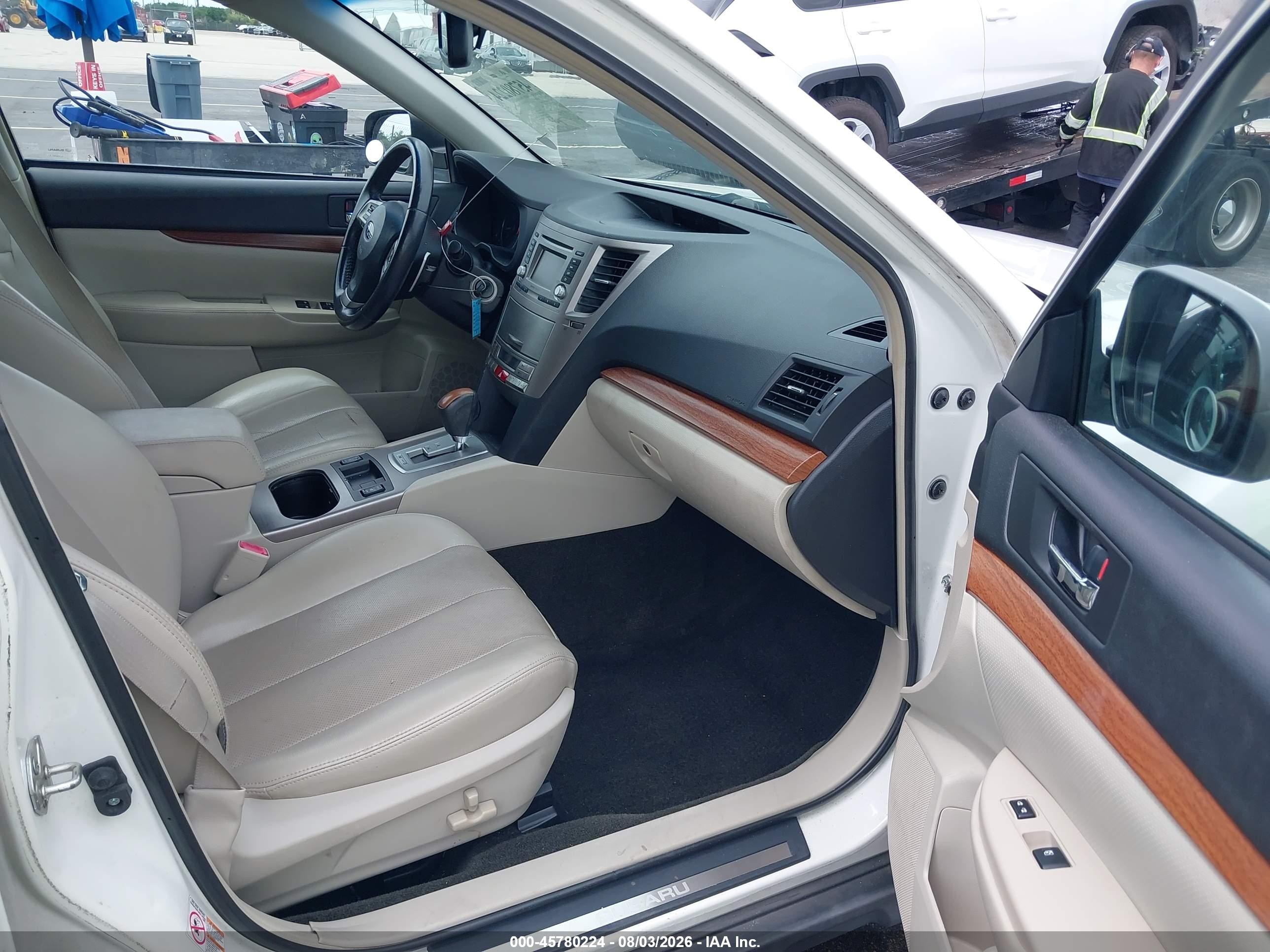 2014 Subaru Outback 2.5i Limited White vin: 4S4BRCLC0E3208838