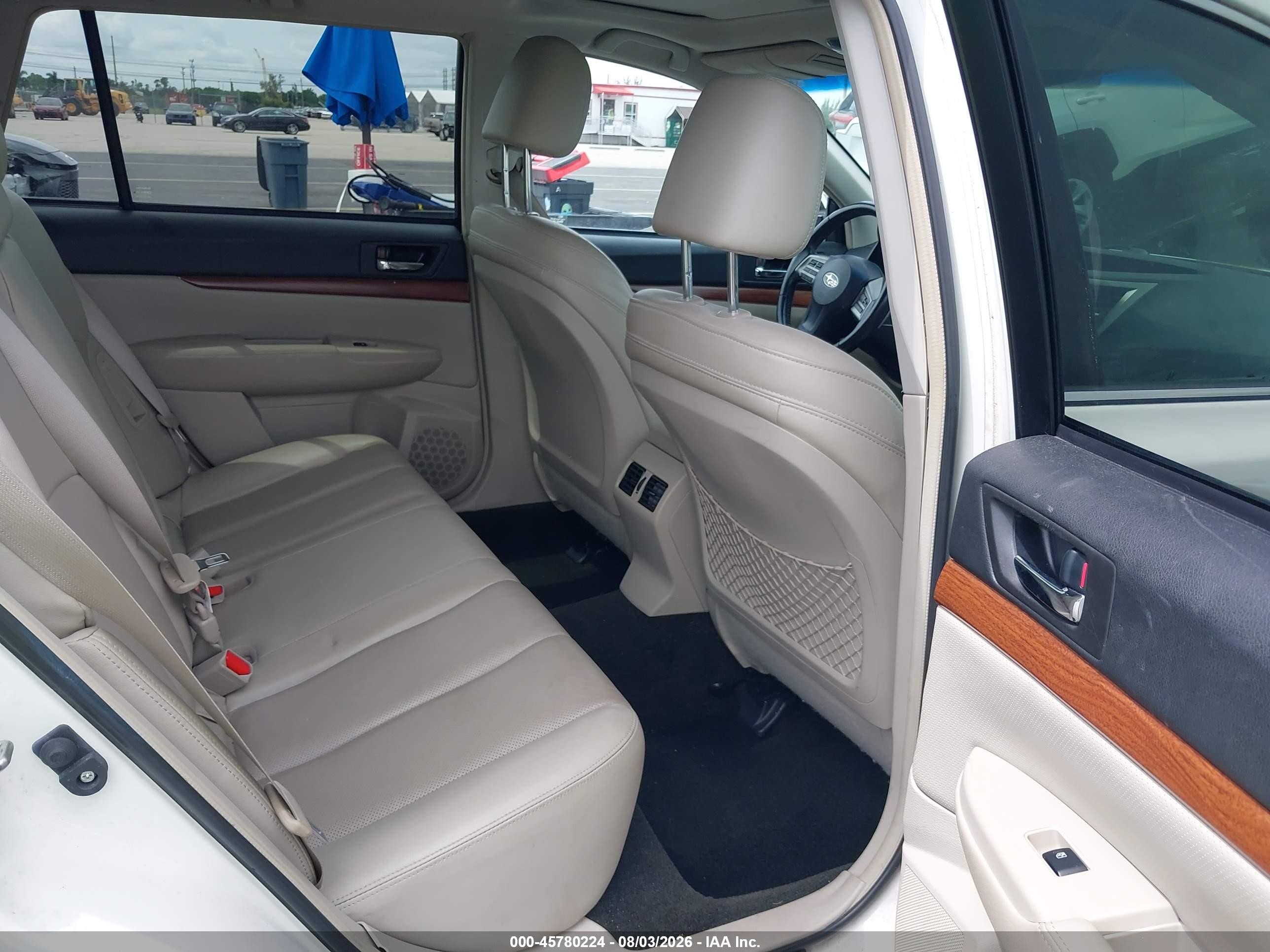 2014 Subaru Outback 2.5i Limited White vin: 4S4BRCLC0E3208838