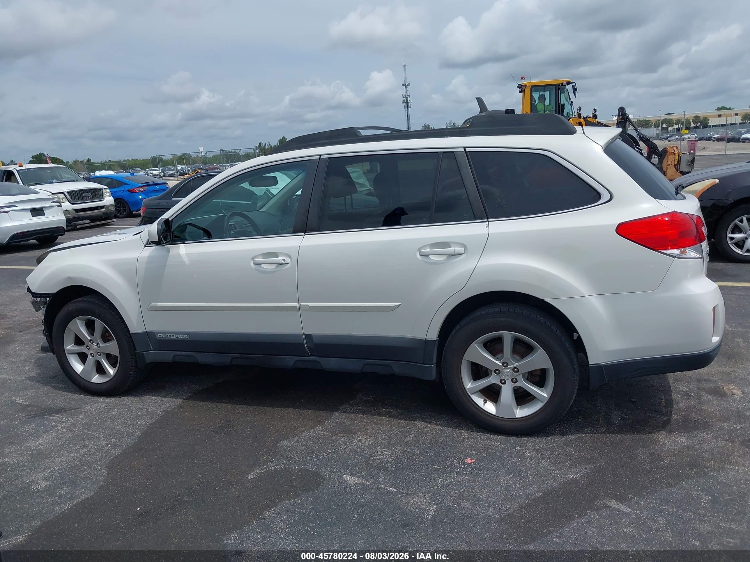 2014 Subaru Outback 2.5i Limited White vin: 4S4BRCLC0E3208838