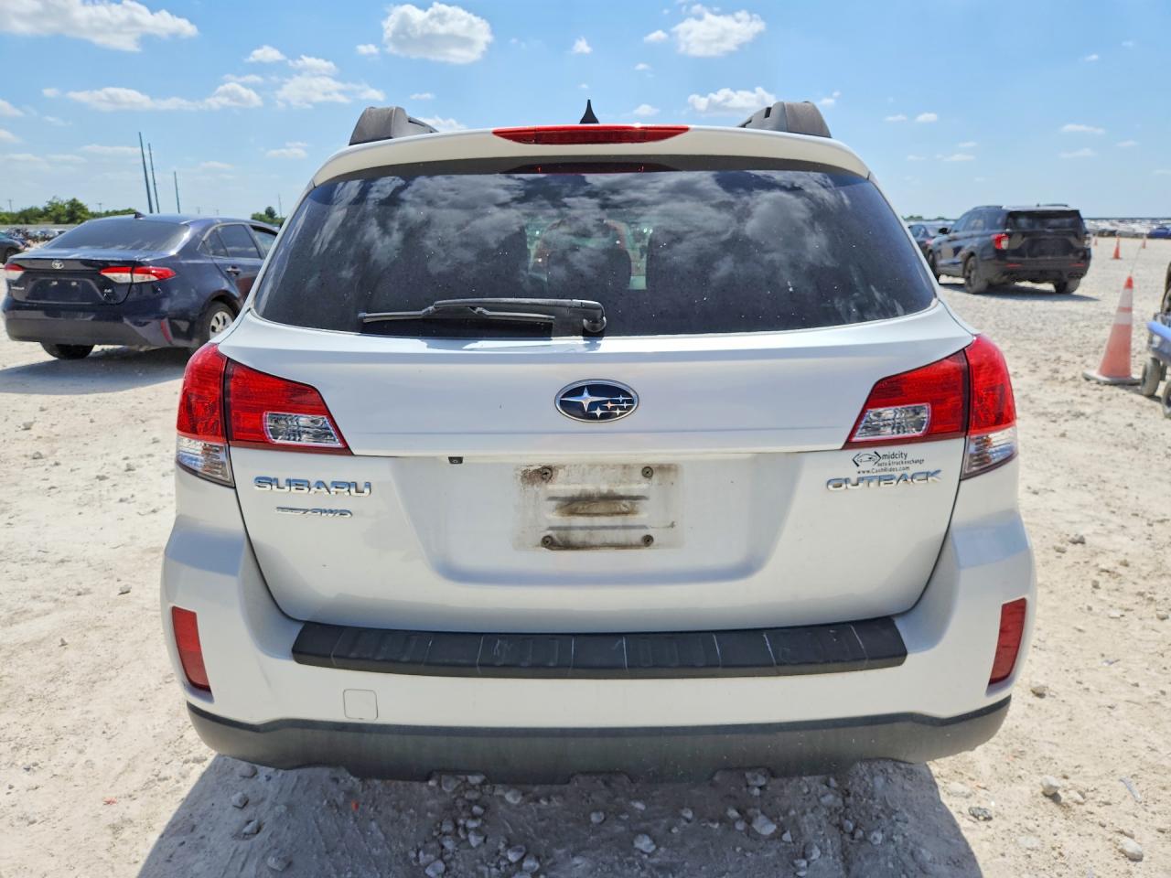 2014 Subaru Outback 2.5i Limited White vin: 4S4BRCLC1E3226782