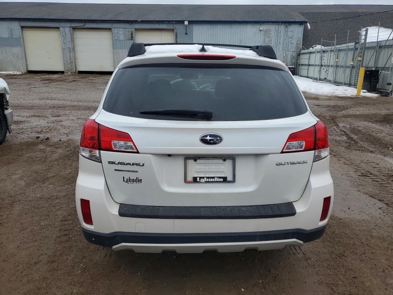 2014 Subaru Outback 2.5i Limited White vin: 4S4BRCLC1E3264223