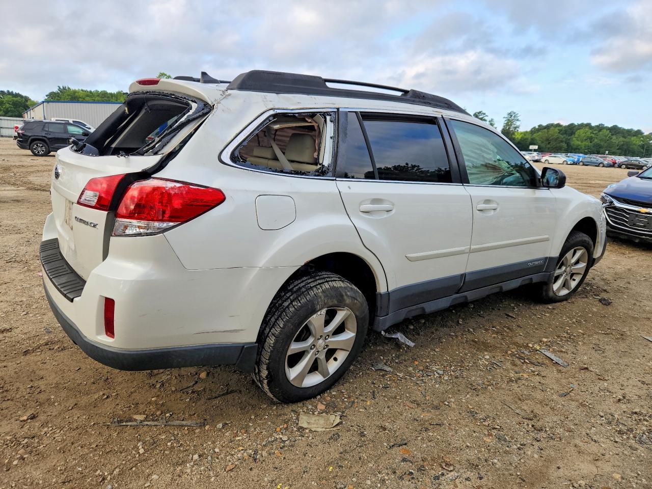 2013 Subaru Outback 2.5i Limited White vin: 4S4BRCLC2D3296239