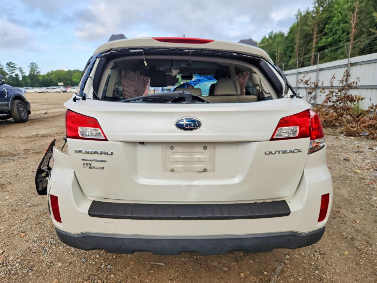 2013 Subaru Outback 2.5i Limited White vin: 4S4BRCLC2D3296239