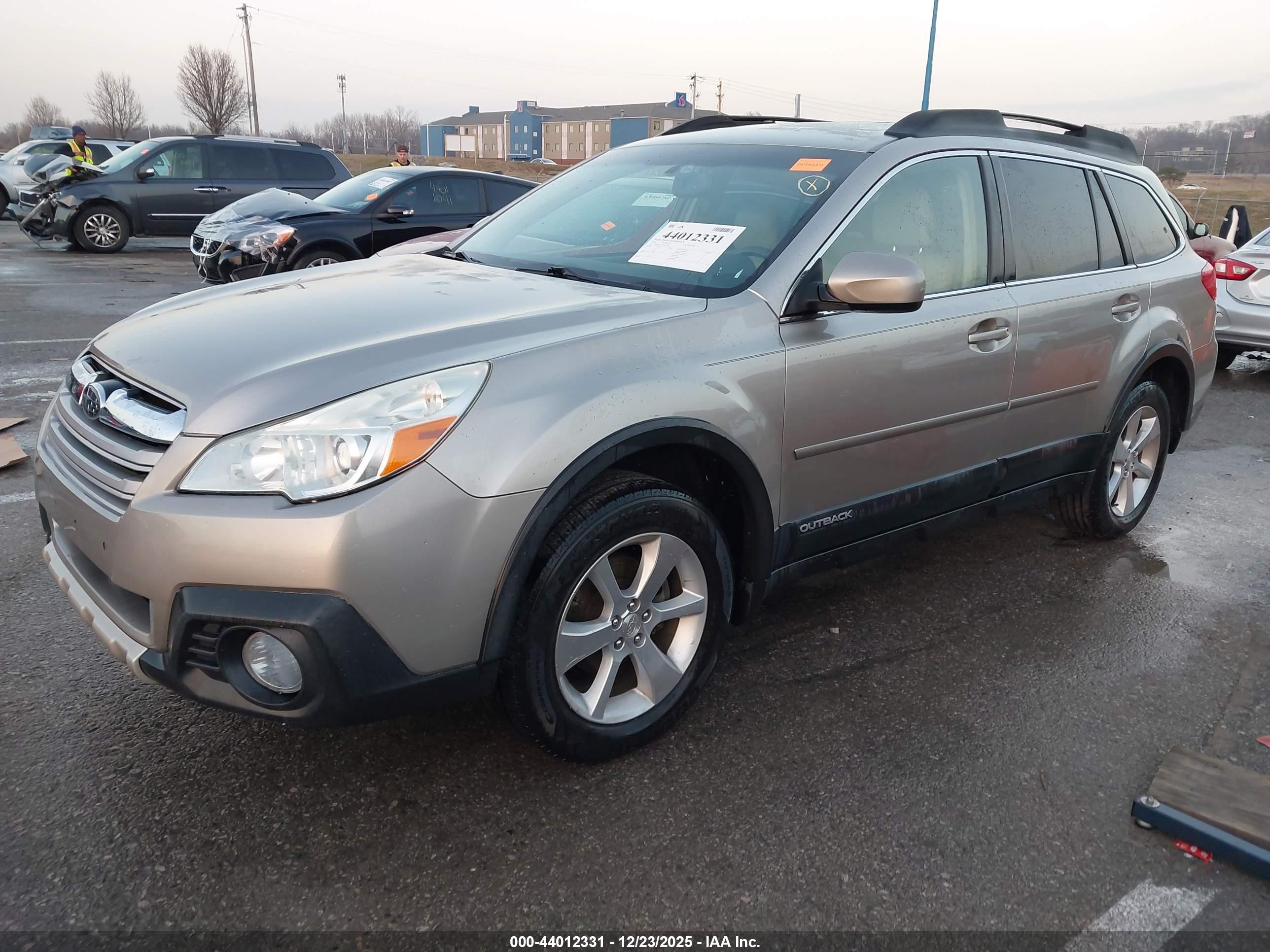 2014 Subaru Outback 2.5i Limited Silver vin: 4S4BRCLC2E3257538