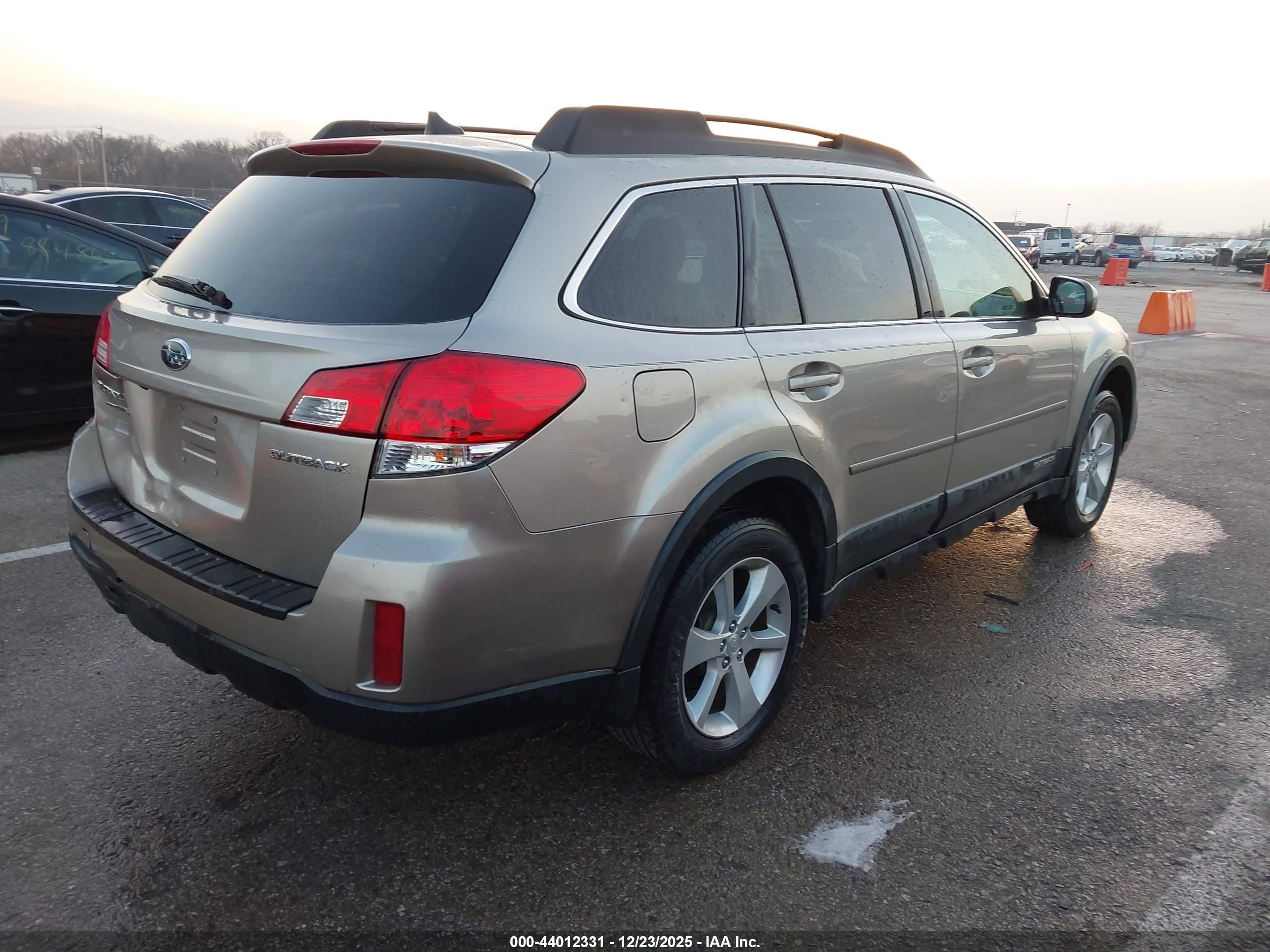 2014 Subaru Outback 2.5i Limited Silver vin: 4S4BRCLC2E3257538