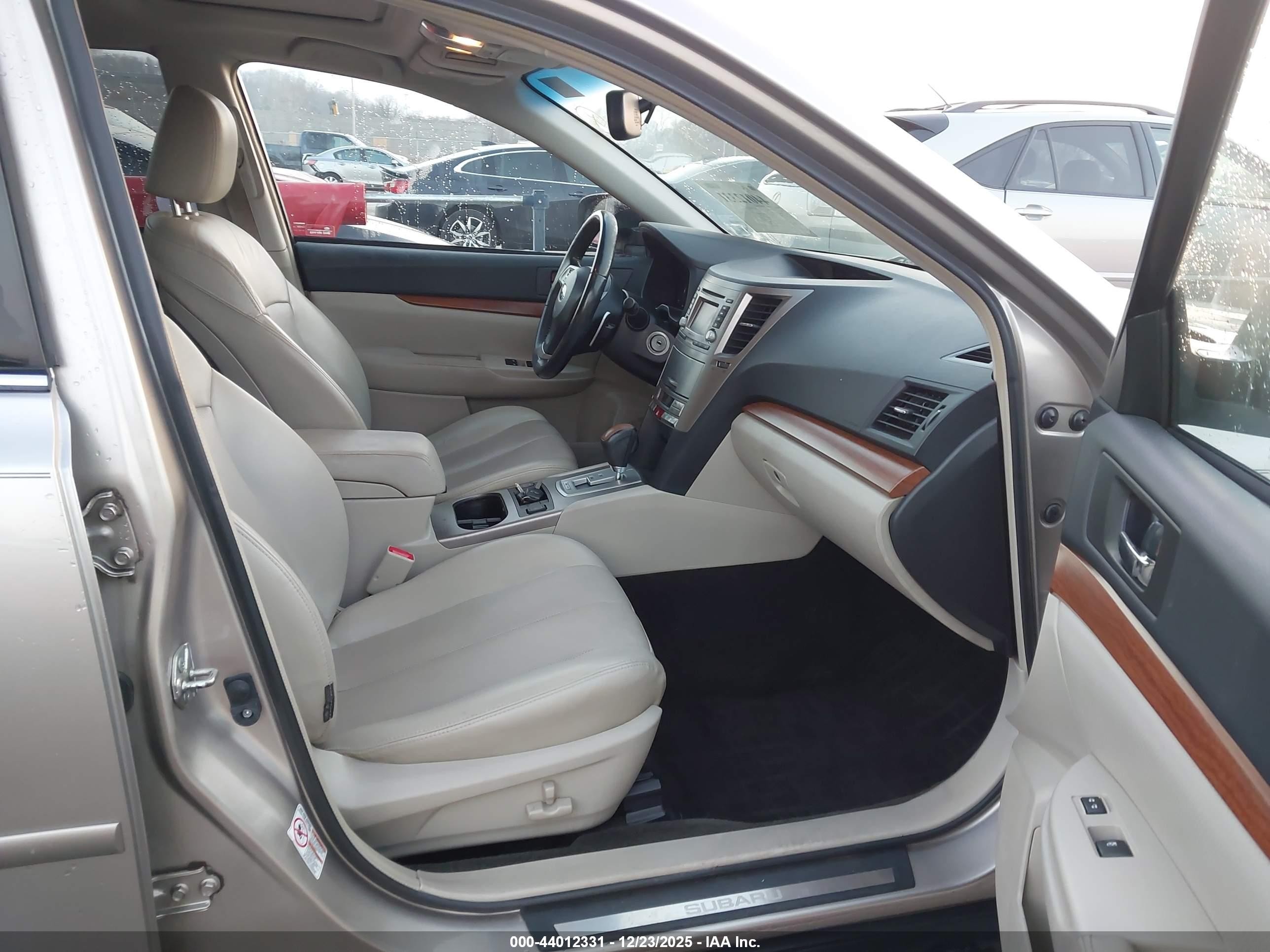 2014 Subaru Outback 2.5i Limited Silver vin: 4S4BRCLC2E3257538
