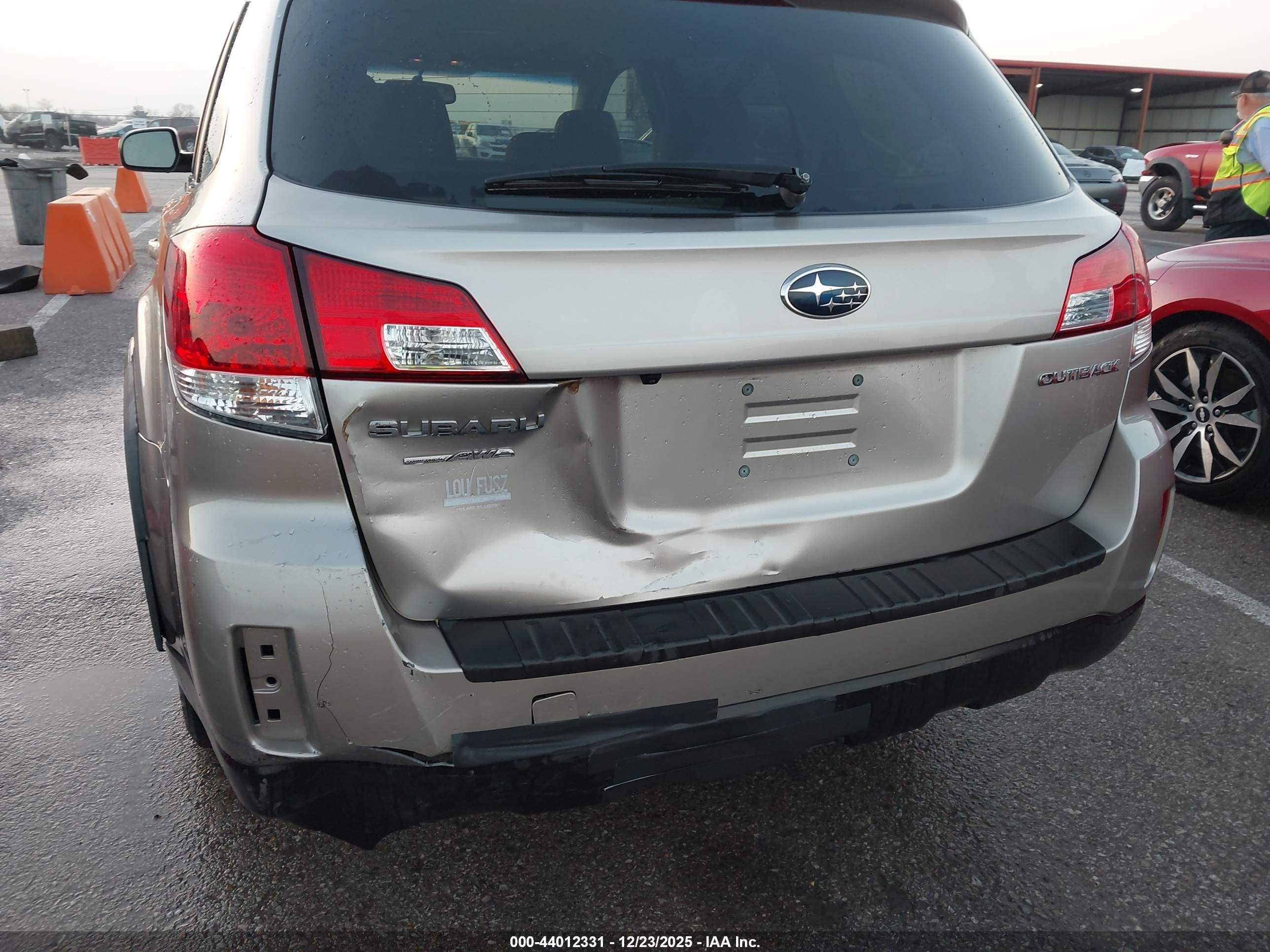 2014 Subaru Outback 2.5i Limited Silver vin: 4S4BRCLC2E3257538