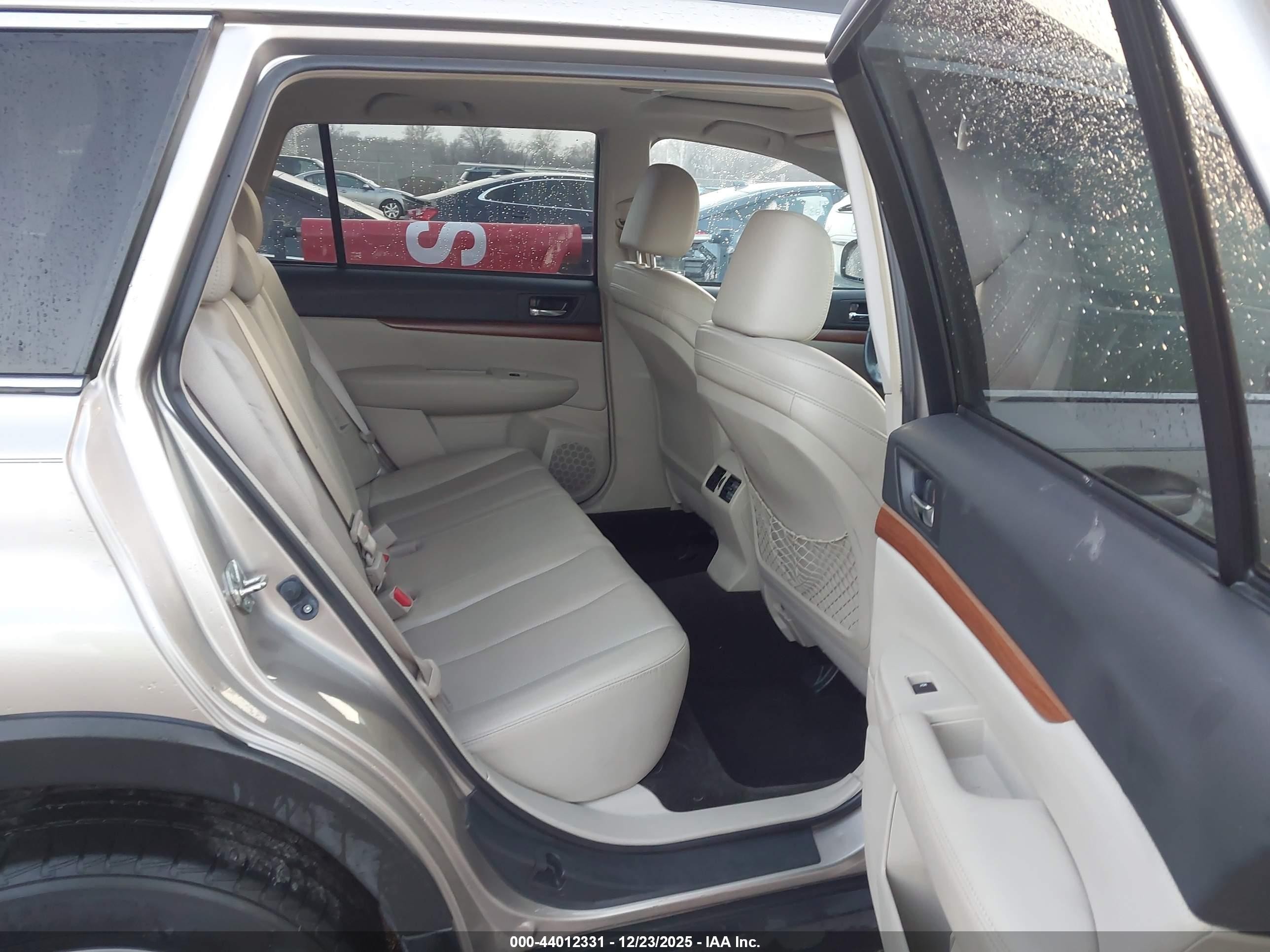 2014 Subaru Outback 2.5i Limited Silver vin: 4S4BRCLC2E3257538