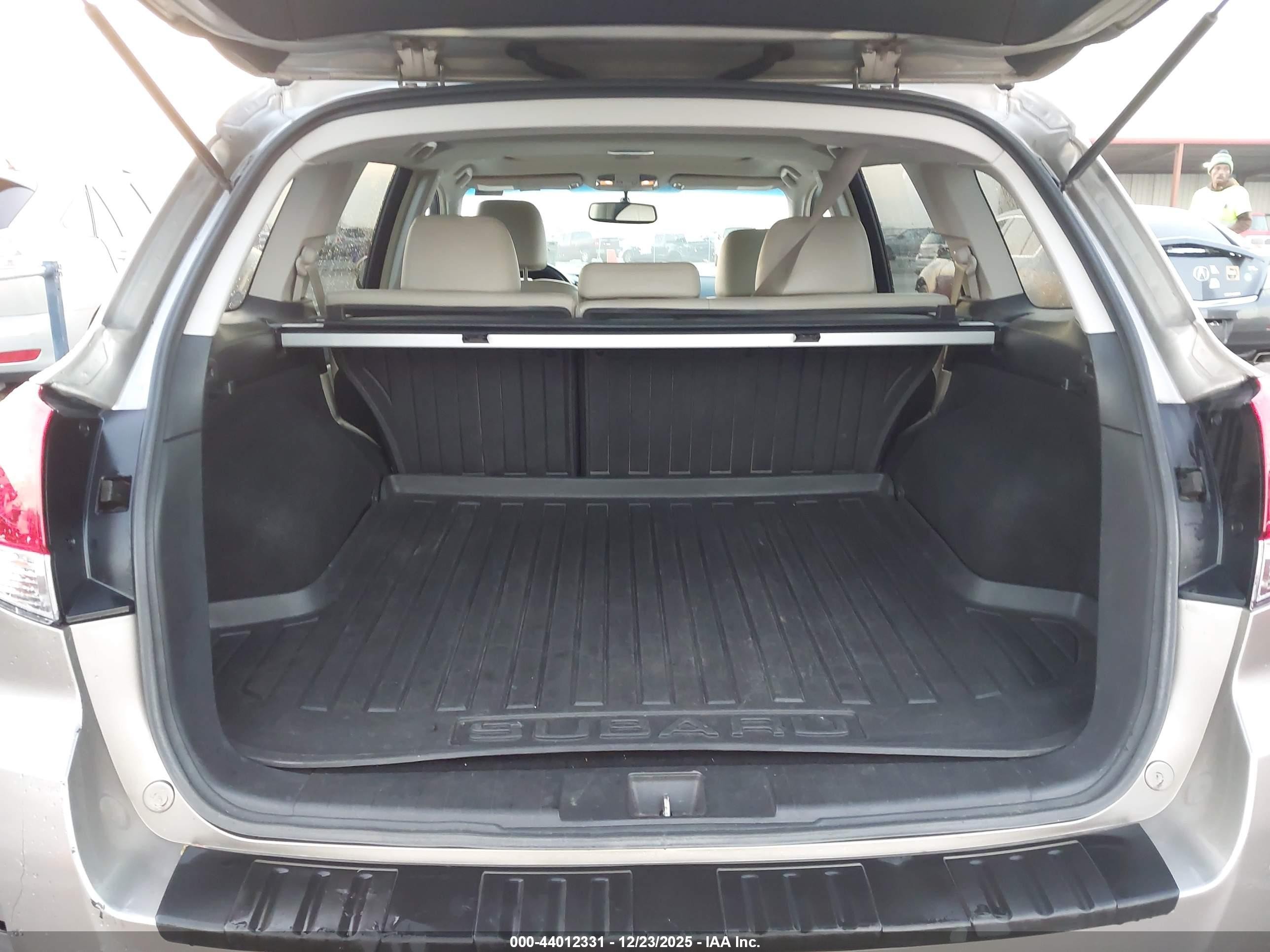 2014 Subaru Outback 2.5i Limited Silver vin: 4S4BRCLC2E3257538