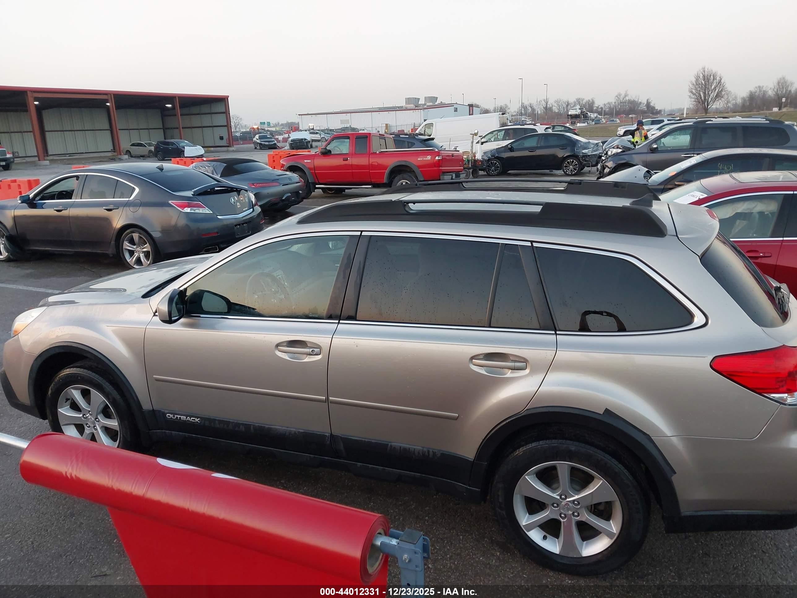 2014 Subaru Outback 2.5i Limited Silver vin: 4S4BRCLC2E3257538