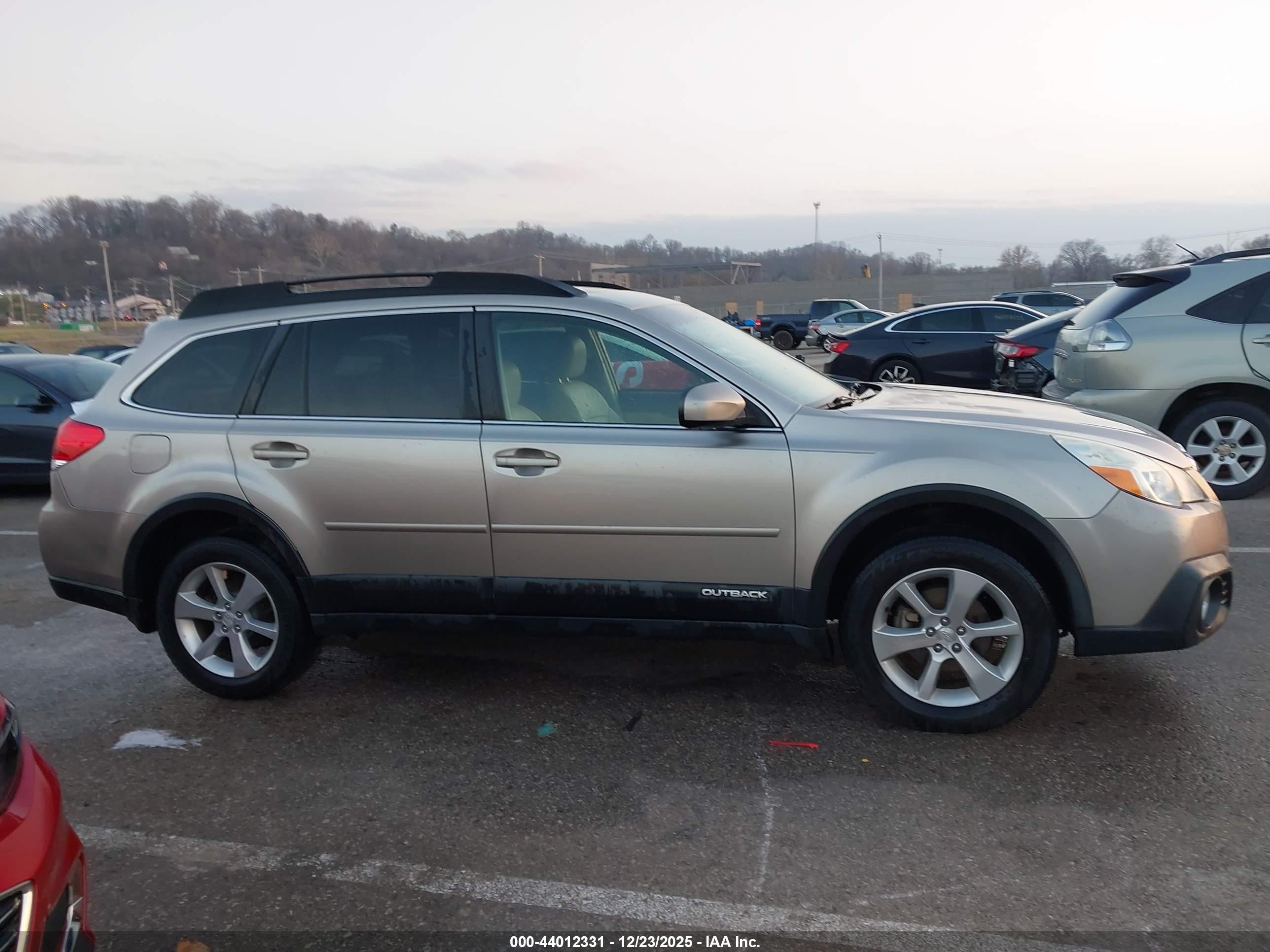 2014 Subaru Outback 2.5i Limited Silver vin: 4S4BRCLC2E3257538