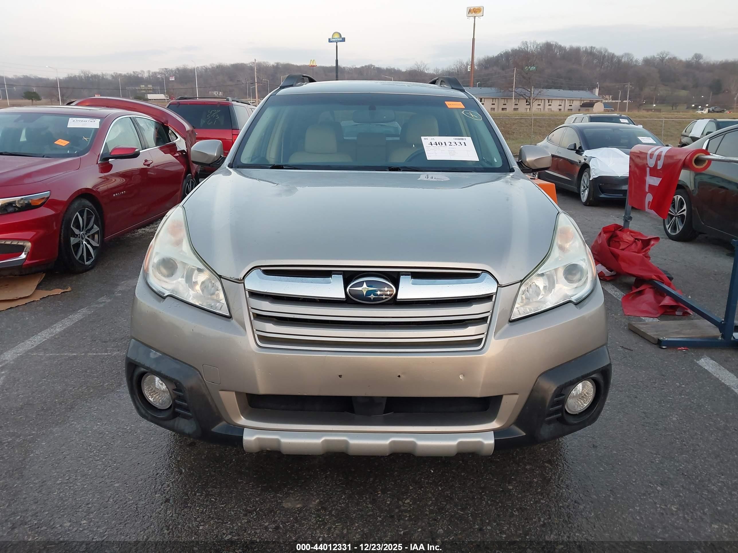 2014 Subaru Outback 2.5i Limited Silver vin: 4S4BRCLC2E3257538