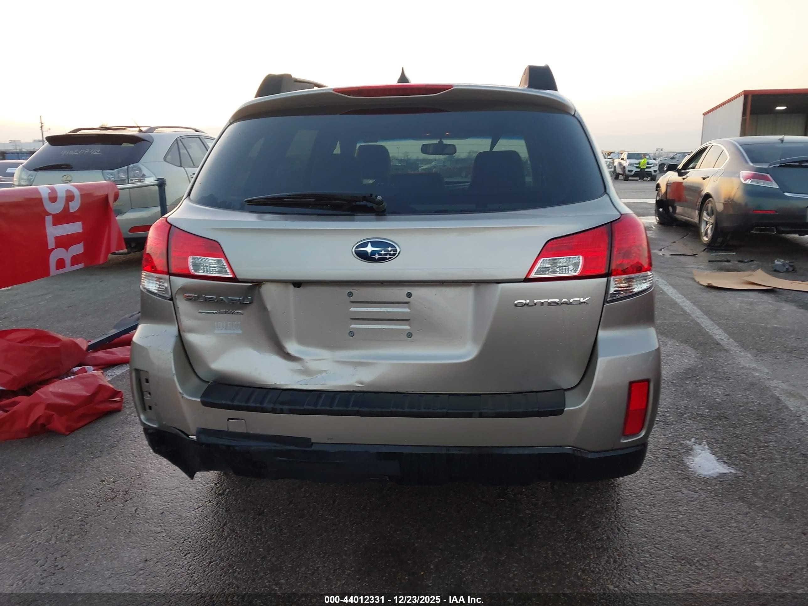 2014 Subaru Outback 2.5i Limited Silver vin: 4S4BRCLC2E3257538