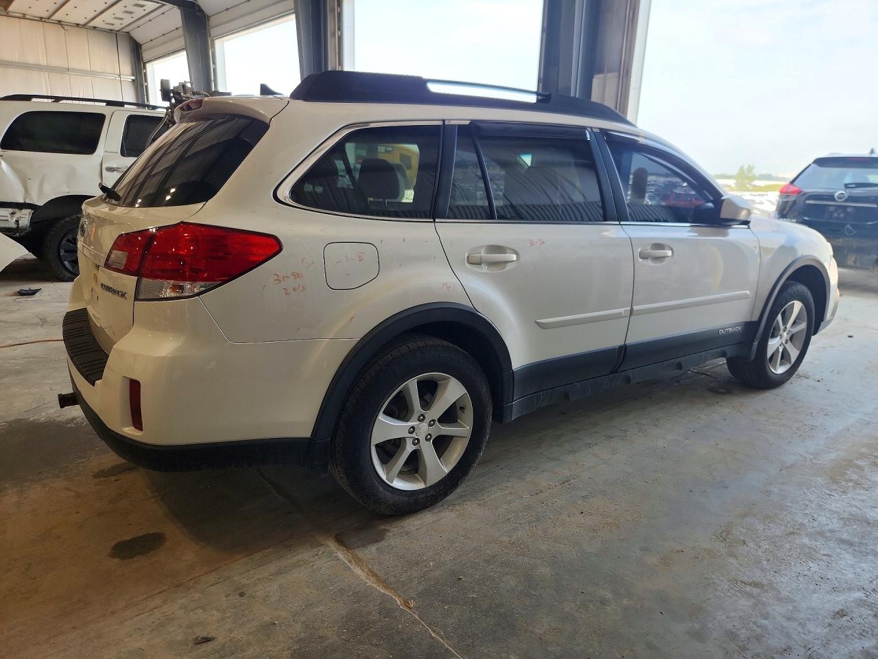 2014 Subaru Outback 2.5i Limited White vin: 4S4BRCLC2E3271746