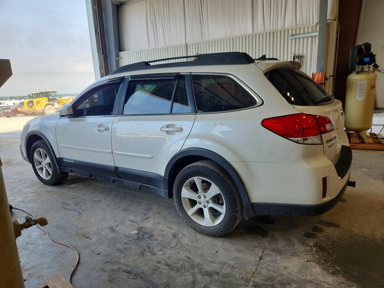 2014 Subaru Outback 2.5i Limited White vin: 4S4BRCLC2E3271746