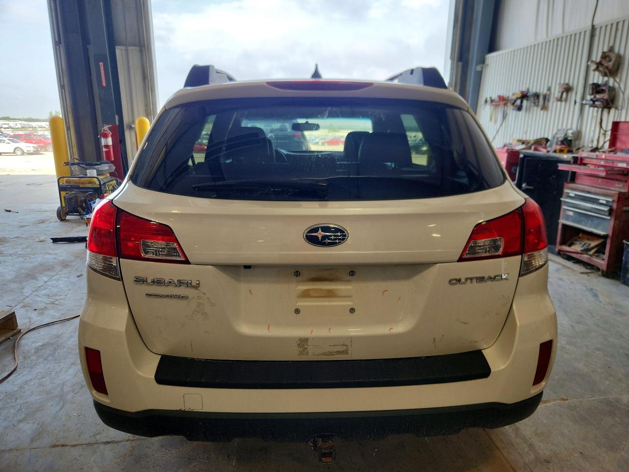 2014 Subaru Outback 2.5i Limited White vin: 4S4BRCLC2E3271746