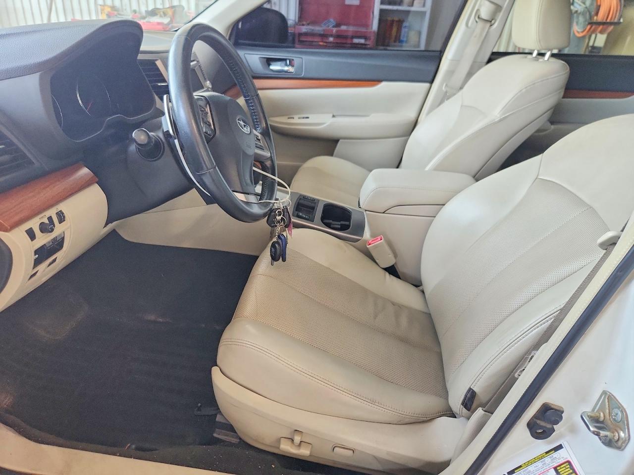 2014 Subaru Outback 2.5i Limited White vin: 4S4BRCLC2E3271746