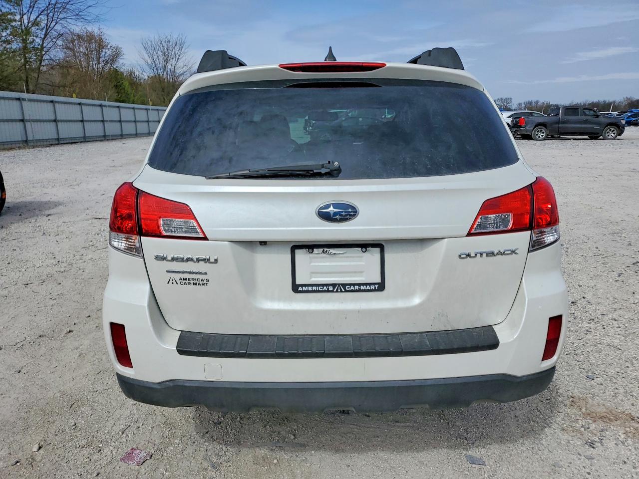 2014 Subaru Outback 2.5i Limited White vin: 4S4BRCLC3E3298213