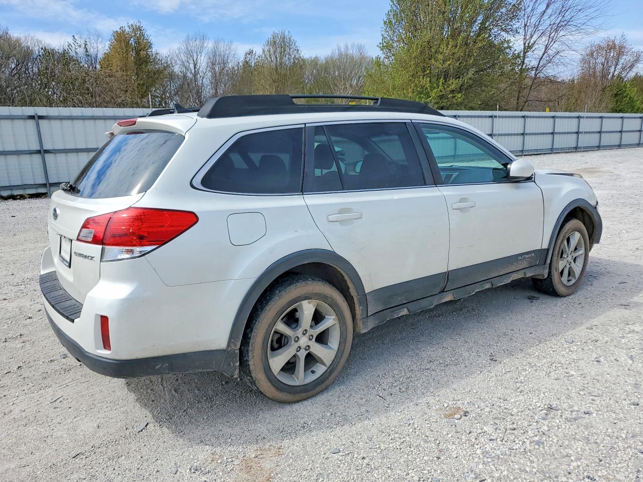 2014 Subaru Outback 2.5i Limited White vin: 4S4BRCLC3E3298213