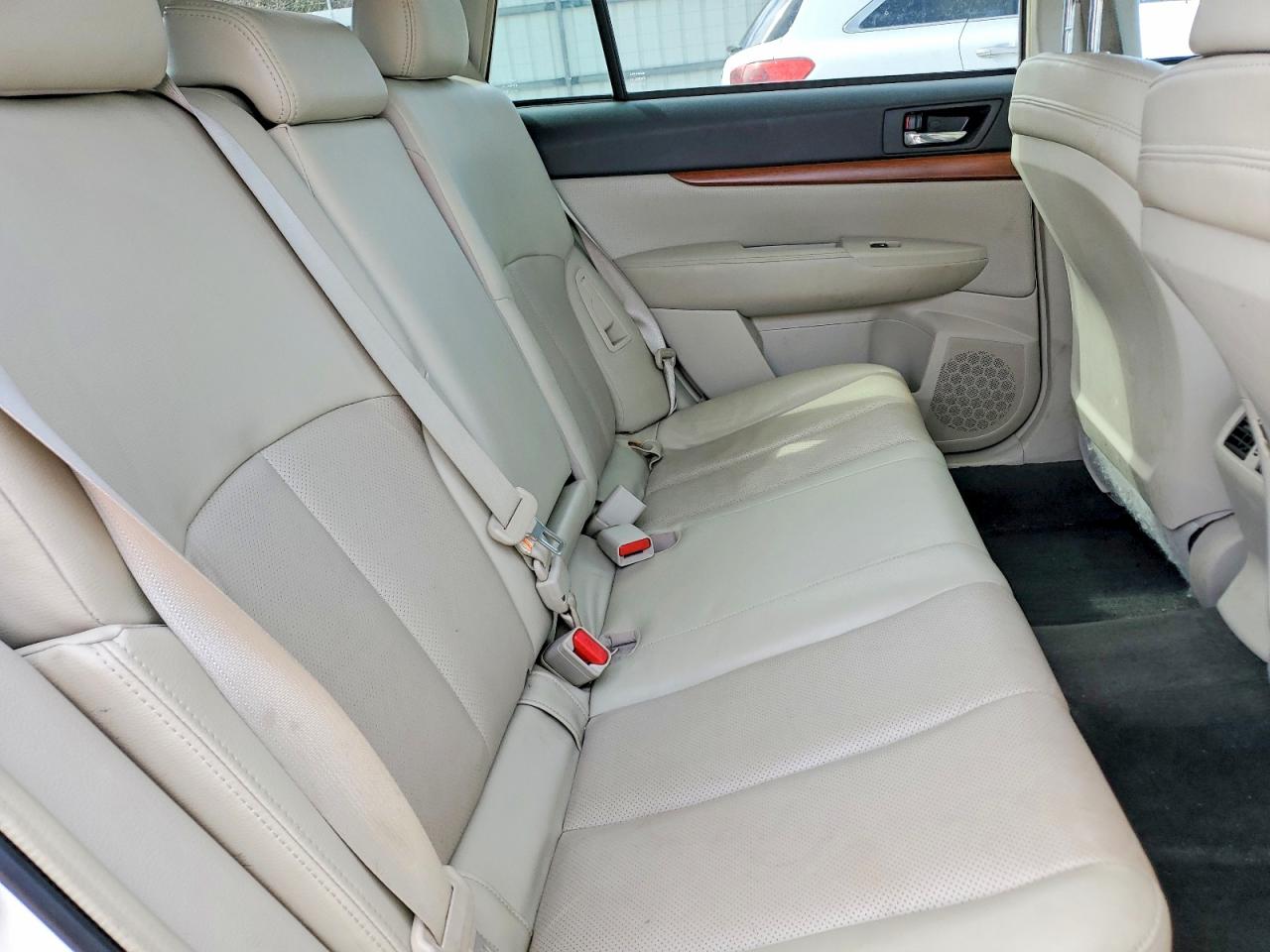 2014 Subaru Outback 2.5i Limited White vin: 4S4BRCLC3E3298213