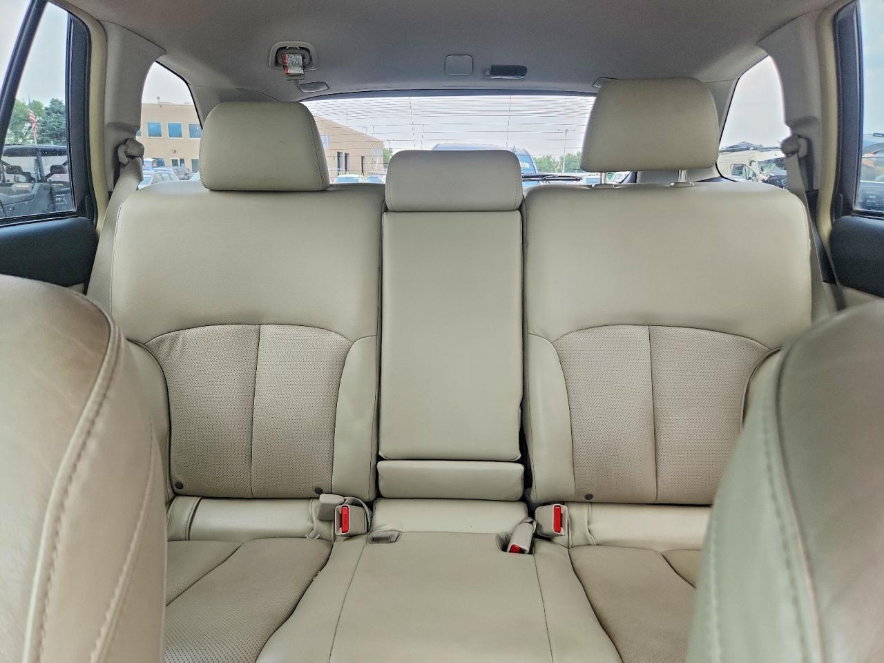 2012 Subaru Outback 2.5i Limited White vin: 4S4BRCLC4C3227874