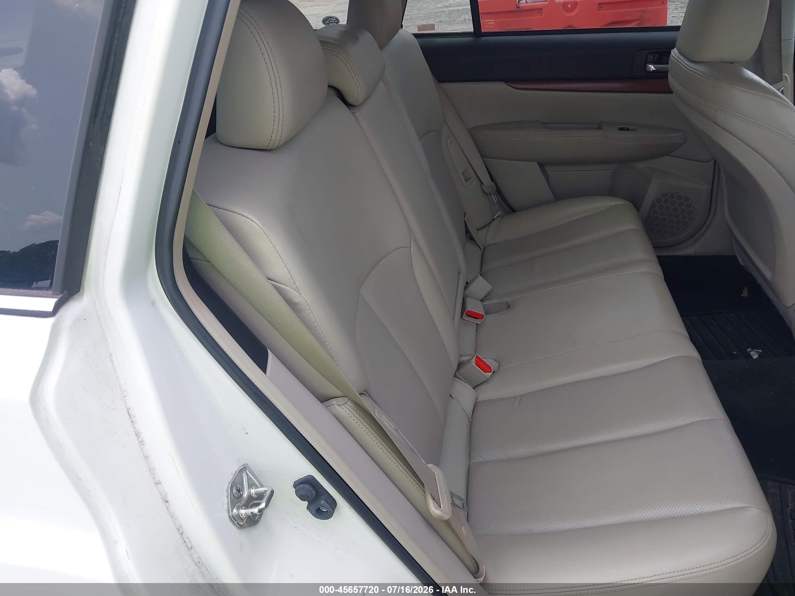2013 Subaru Outback 2.5i Limited White vin: 4S4BRCLC4D3272704