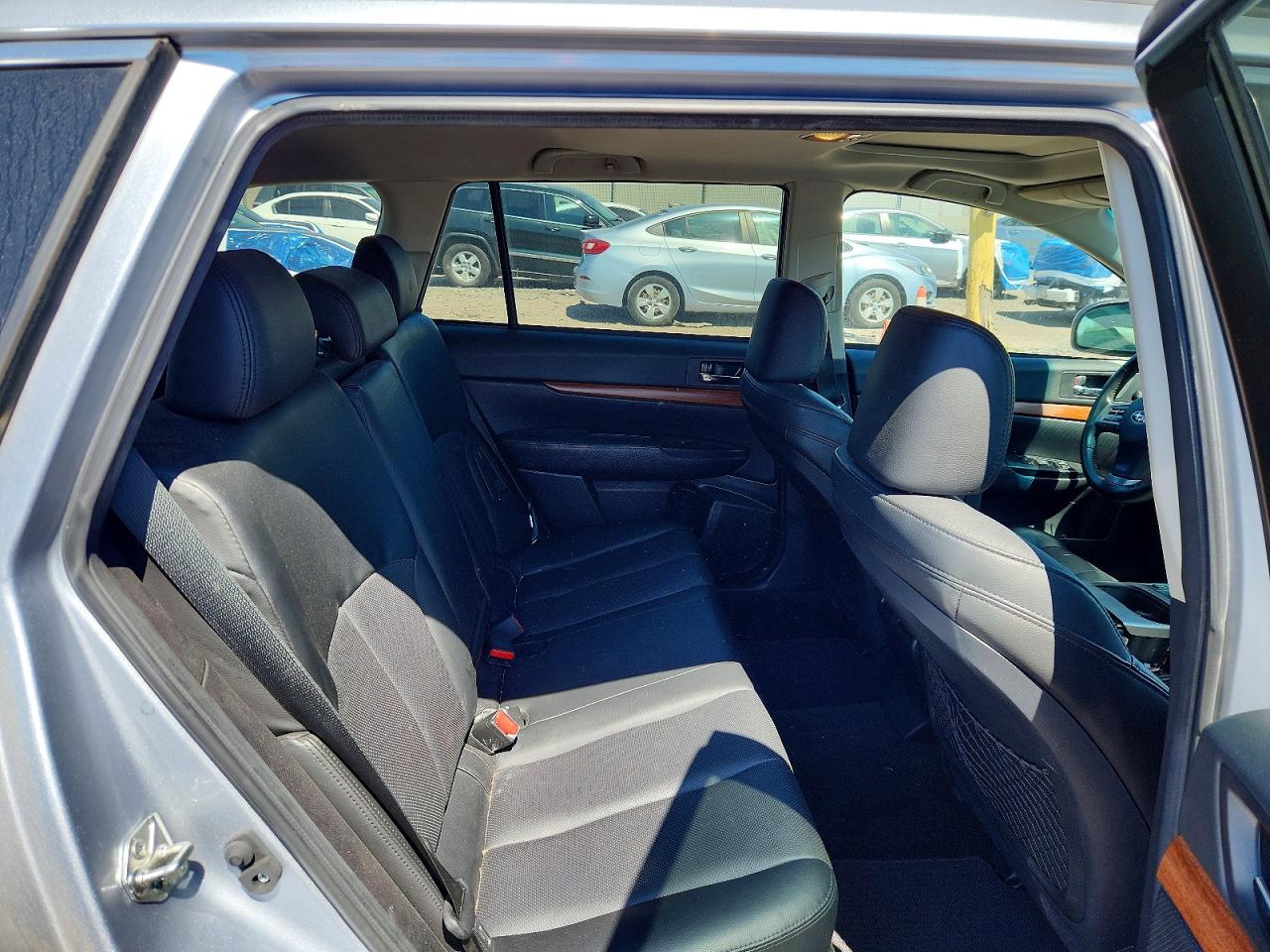 2014 Subaru Outback 2.5i Limited Silver vin: 4S4BRCLC4E3209121