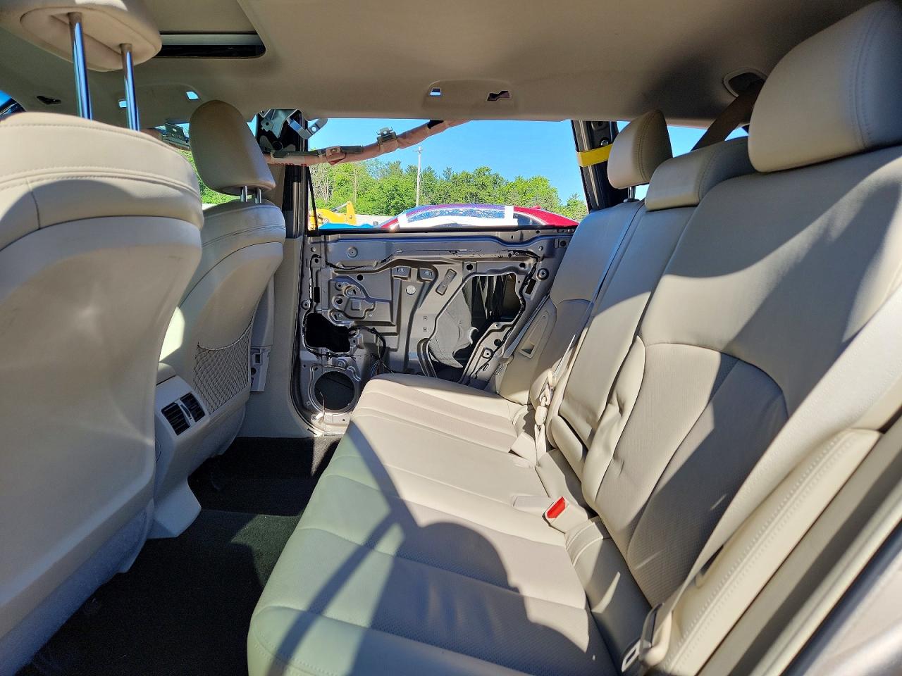2014 Subaru Outback 2.5i Limited Silver vin: 4S4BRCLC4E3307548