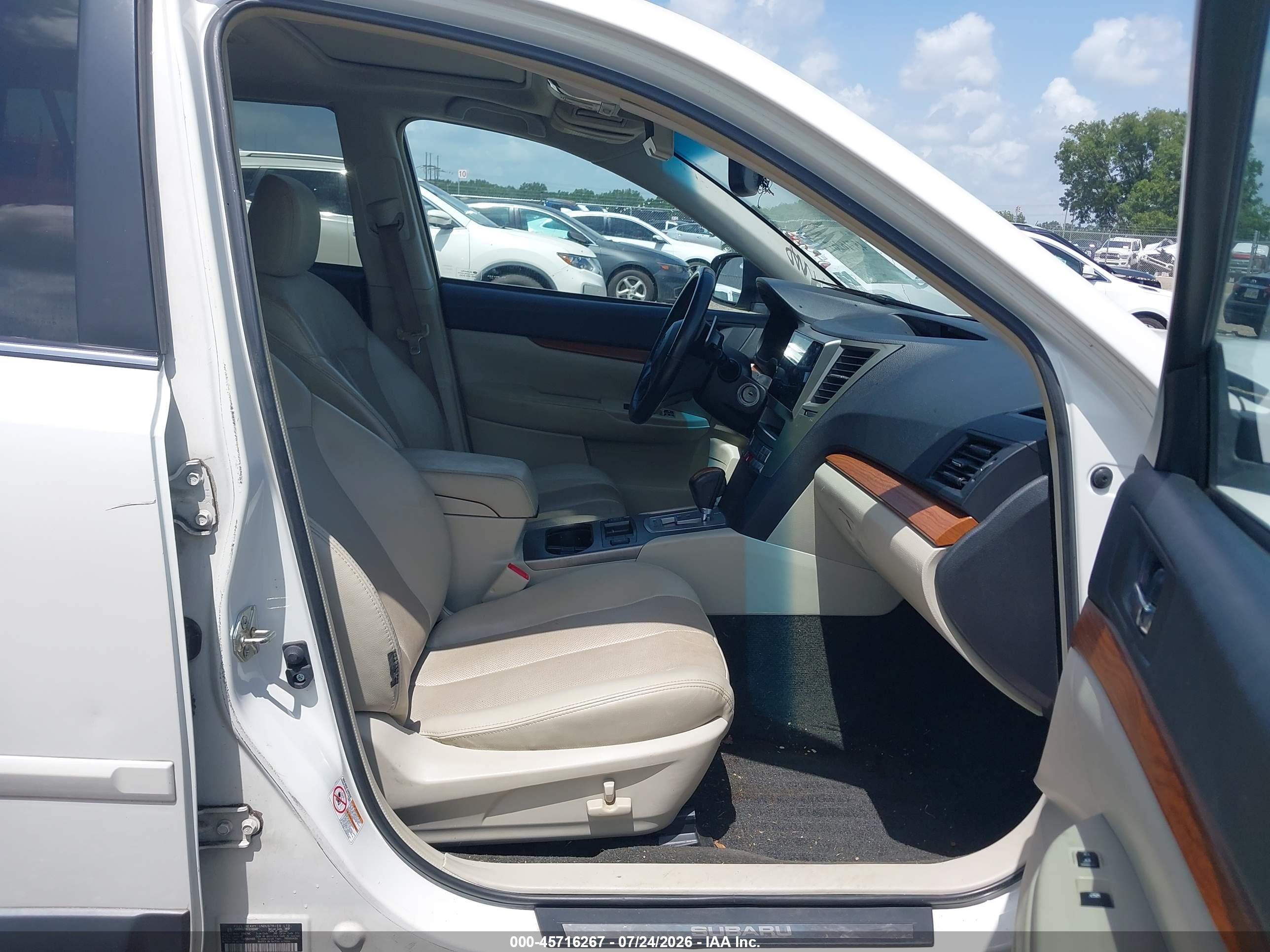2014 Subaru Outback 2.5i Limited White vin: 4S4BRCLC6E3246560