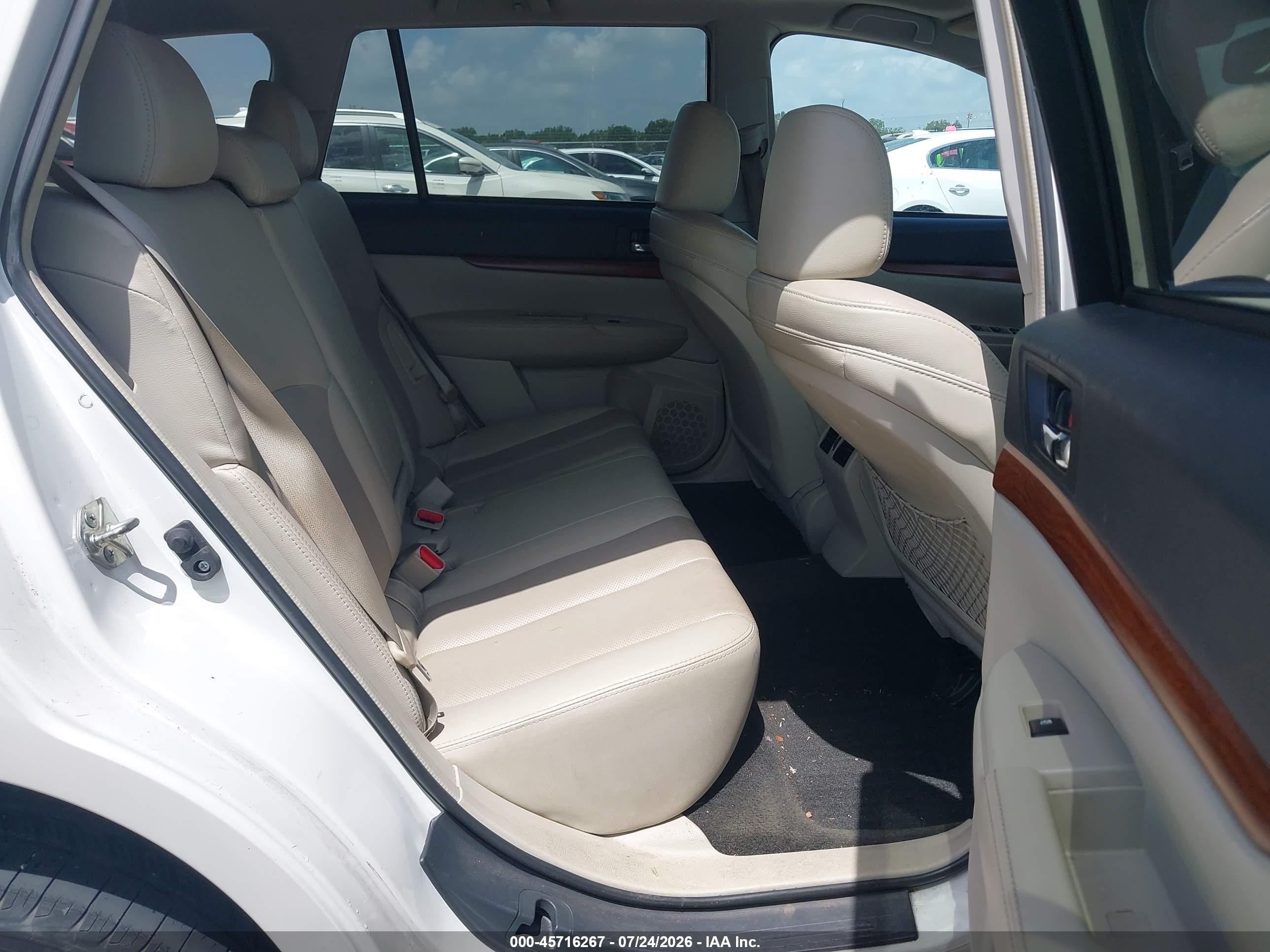 2014 Subaru Outback 2.5i Limited White vin: 4S4BRCLC6E3246560