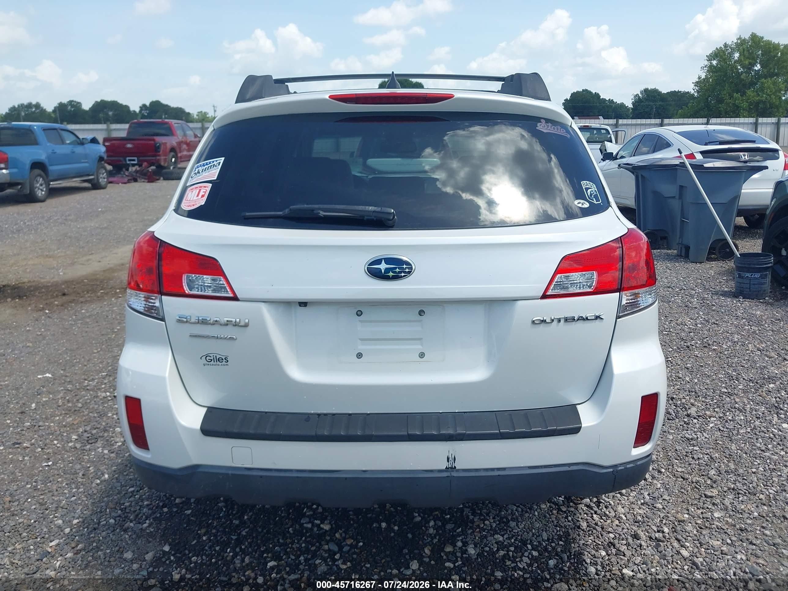 2014 Subaru Outback 2.5i Limited White vin: 4S4BRCLC6E3246560