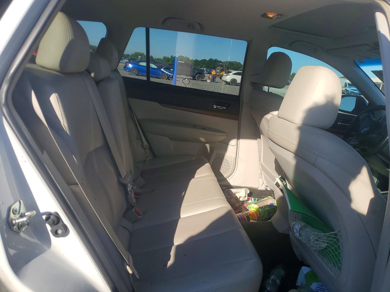 2014 Subaru Outback 2.5i Limited White vin: 4S4BRCLC6E3258031
