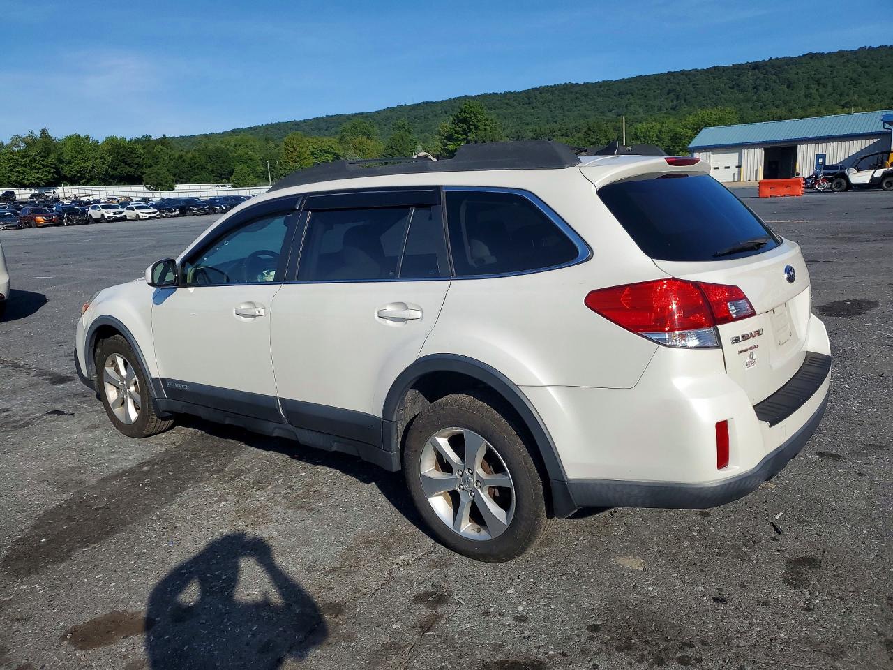2013 Subaru Outback 2.5i Limited White vin: 4S4BRCLC8D3282748